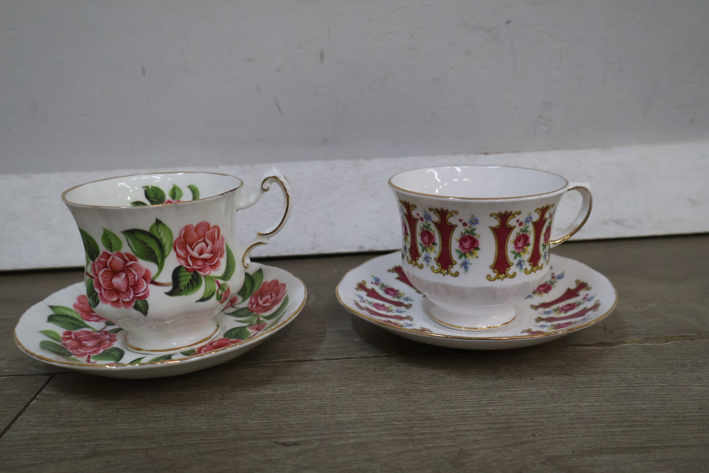 Set van 7 porseleinen kop en schotels met bloemmotieven – foto 10 – kavel bij GSD Auctions, Zoeterwoude