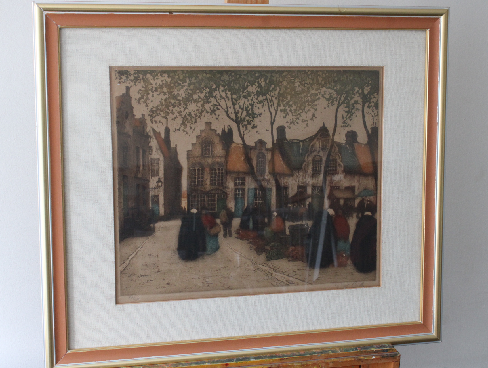 Ingelijste prent van oud dorpsgezicht met markt – kavel bij GSD Auctions, Zoeterwoude