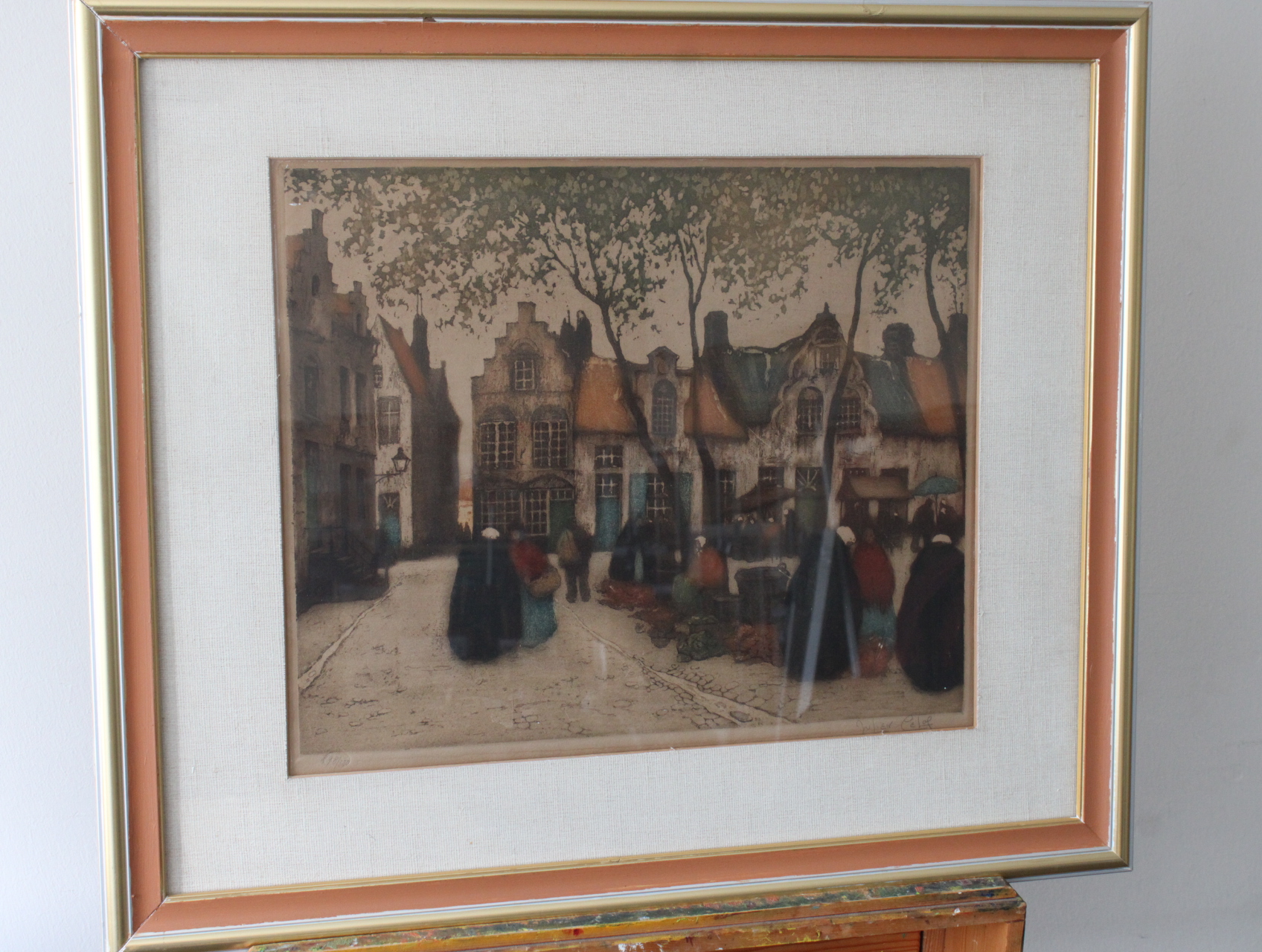 Ingelijste prent van oud dorpsgezicht met markt – foto 2 – kavel bij GSD Auctions, Zoeterwoude