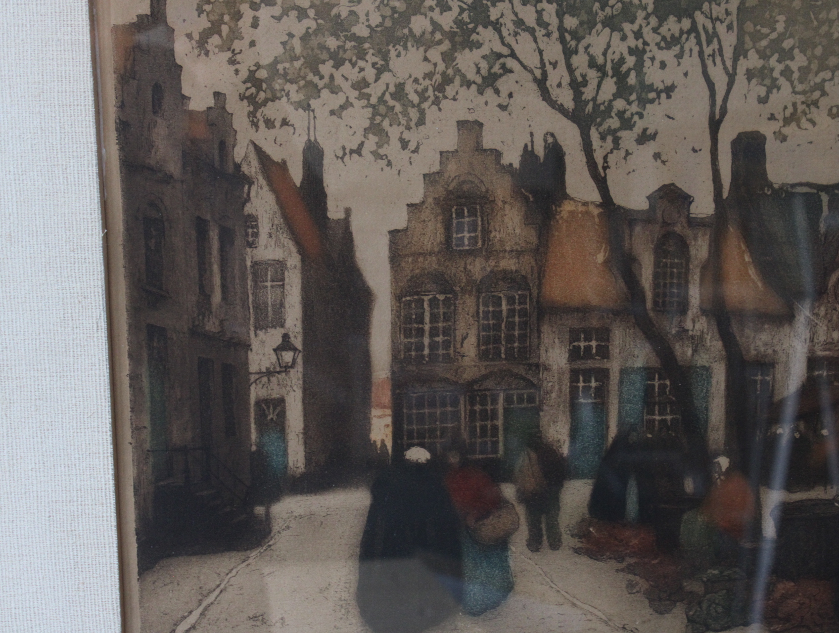 Ingelijste prent van oud dorpsgezicht met markt – foto 8 – kavel bij GSD Auctions, Zoeterwoude