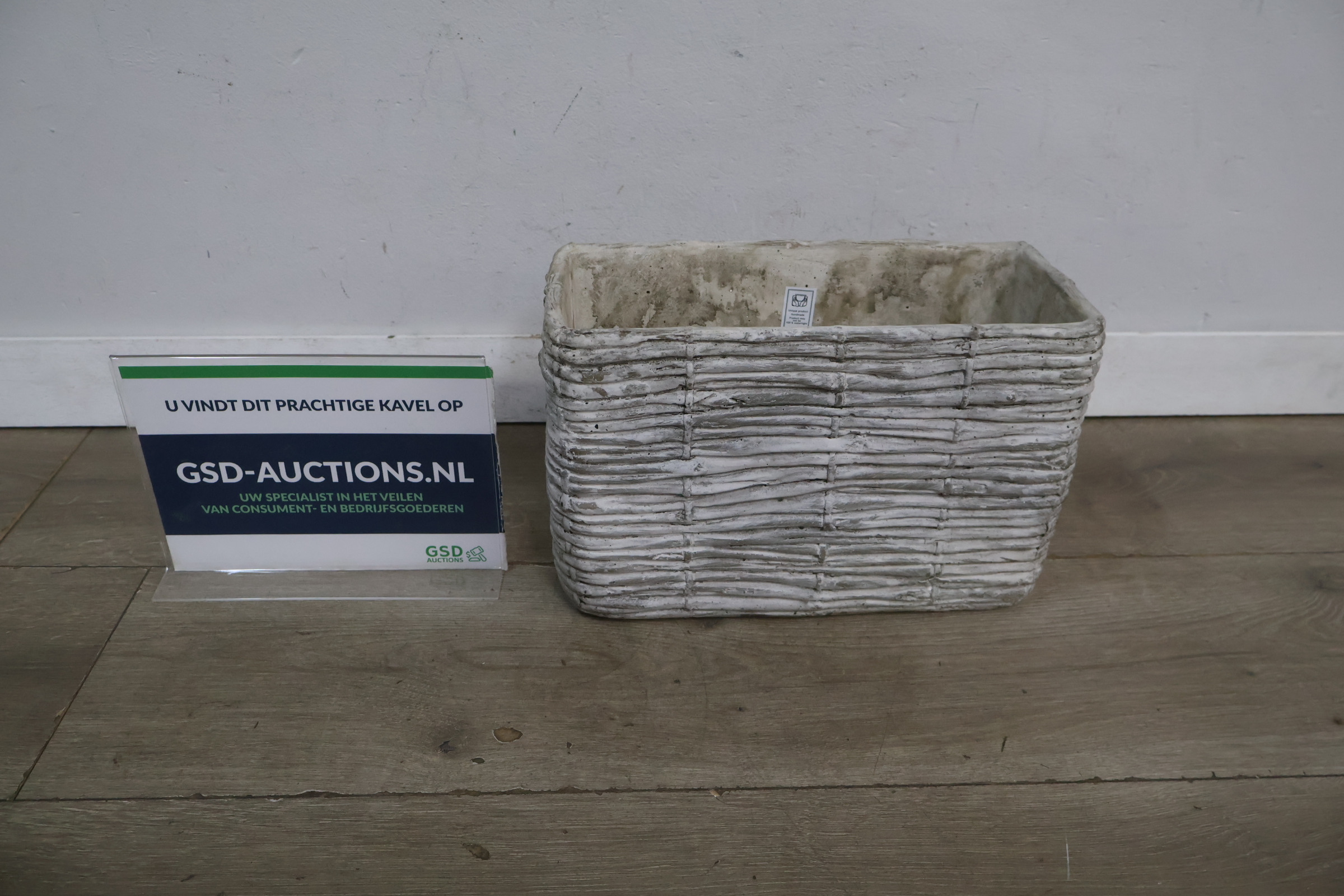 Witte rechthoekige mand met rieten structuur – kavel bij GSD Auctions, Zoeterwoude
