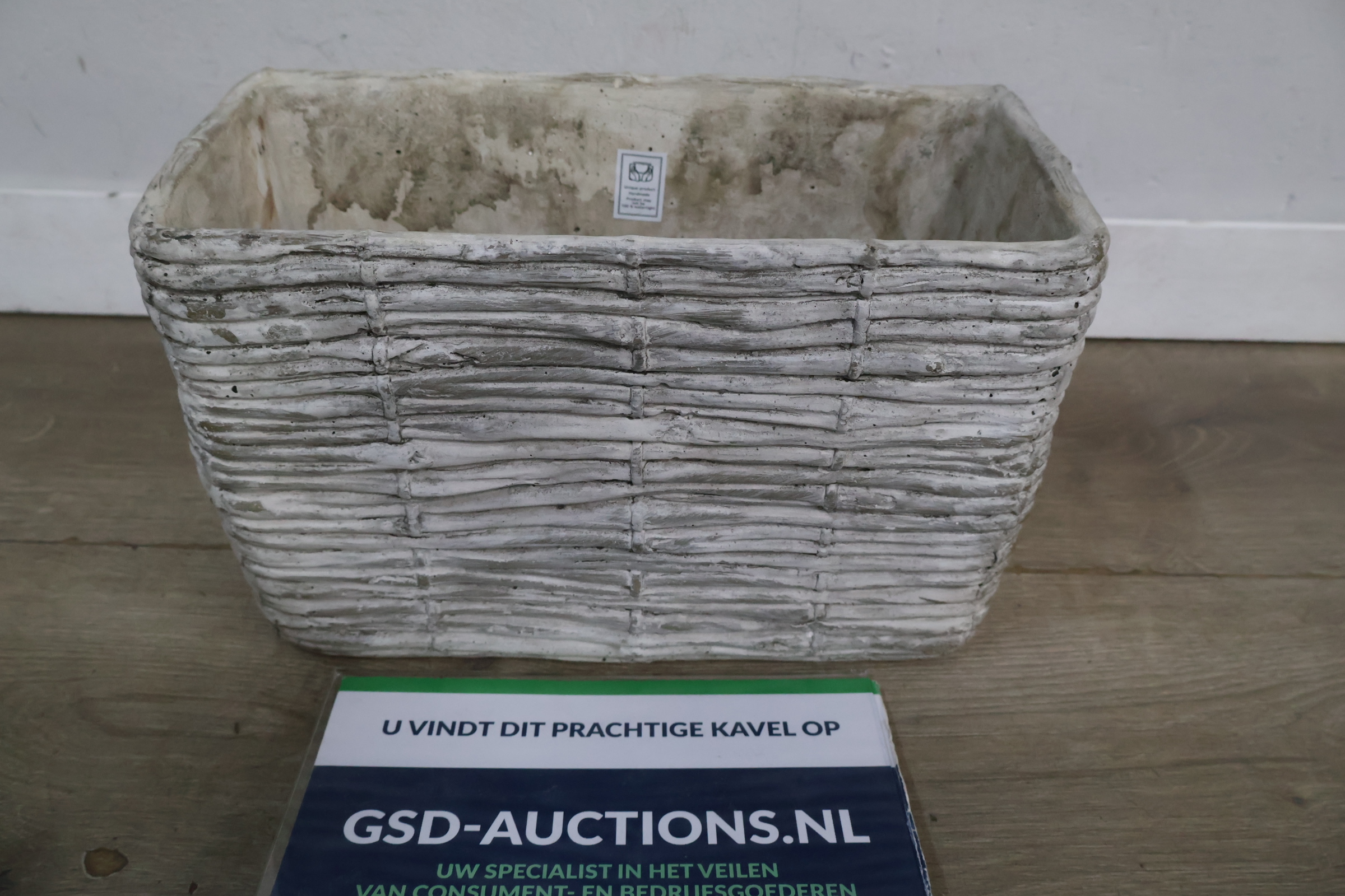 Witte rechthoekige mand met rieten structuur – foto 2 – kavel bij GSD Auctions, Zoeterwoude
