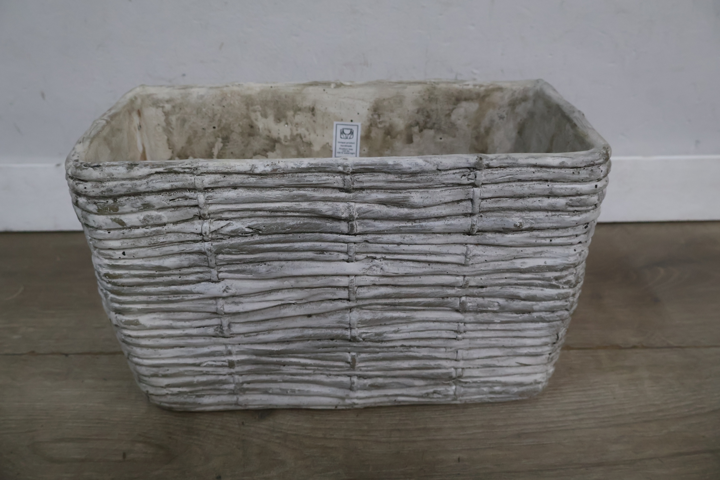 Witte rechthoekige mand met rieten structuur – foto 4 – kavel bij GSD Auctions, Zoeterwoude