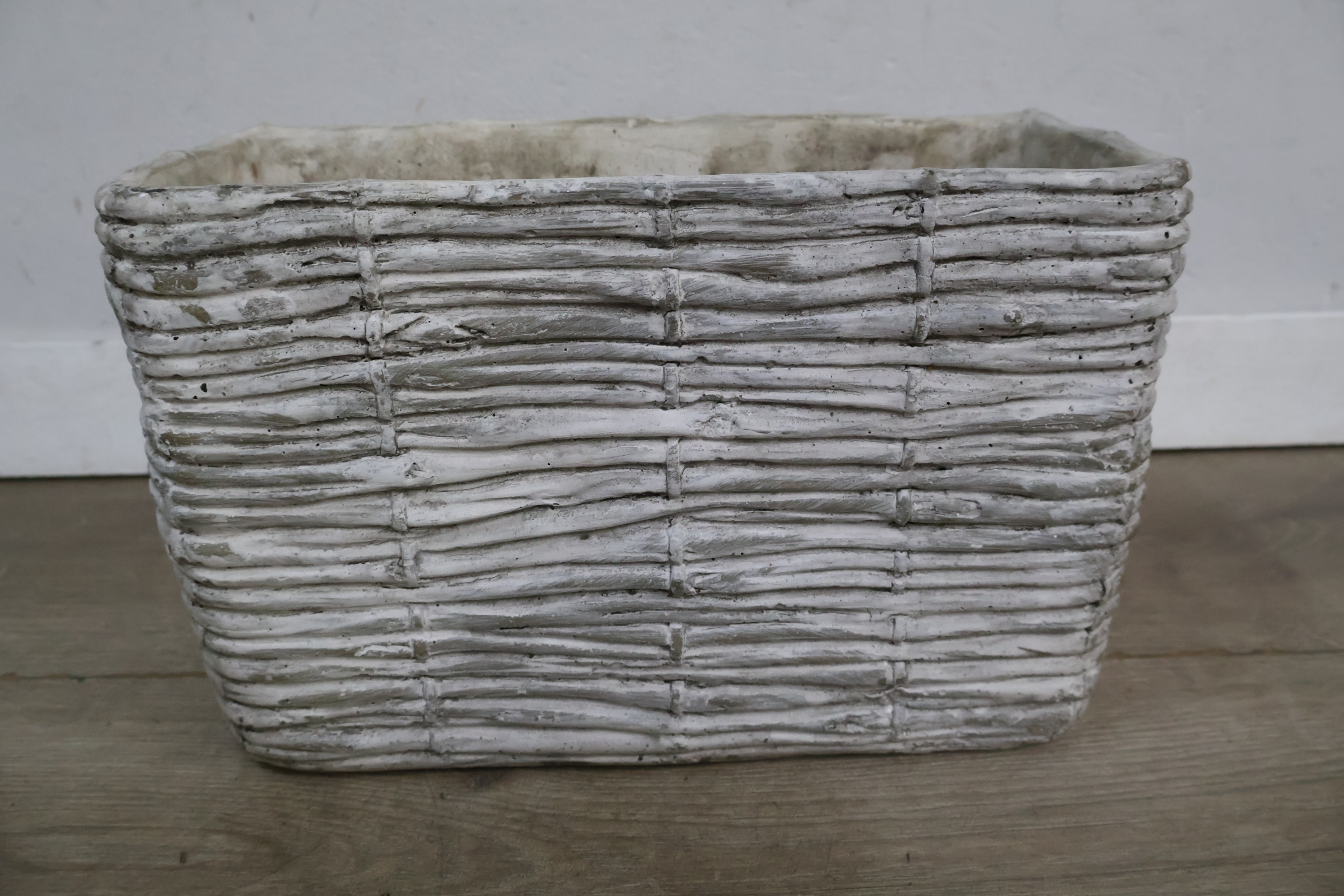 Witte rechthoekige mand met rieten structuur – foto 5 – kavel bij GSD Auctions, Zoeterwoude