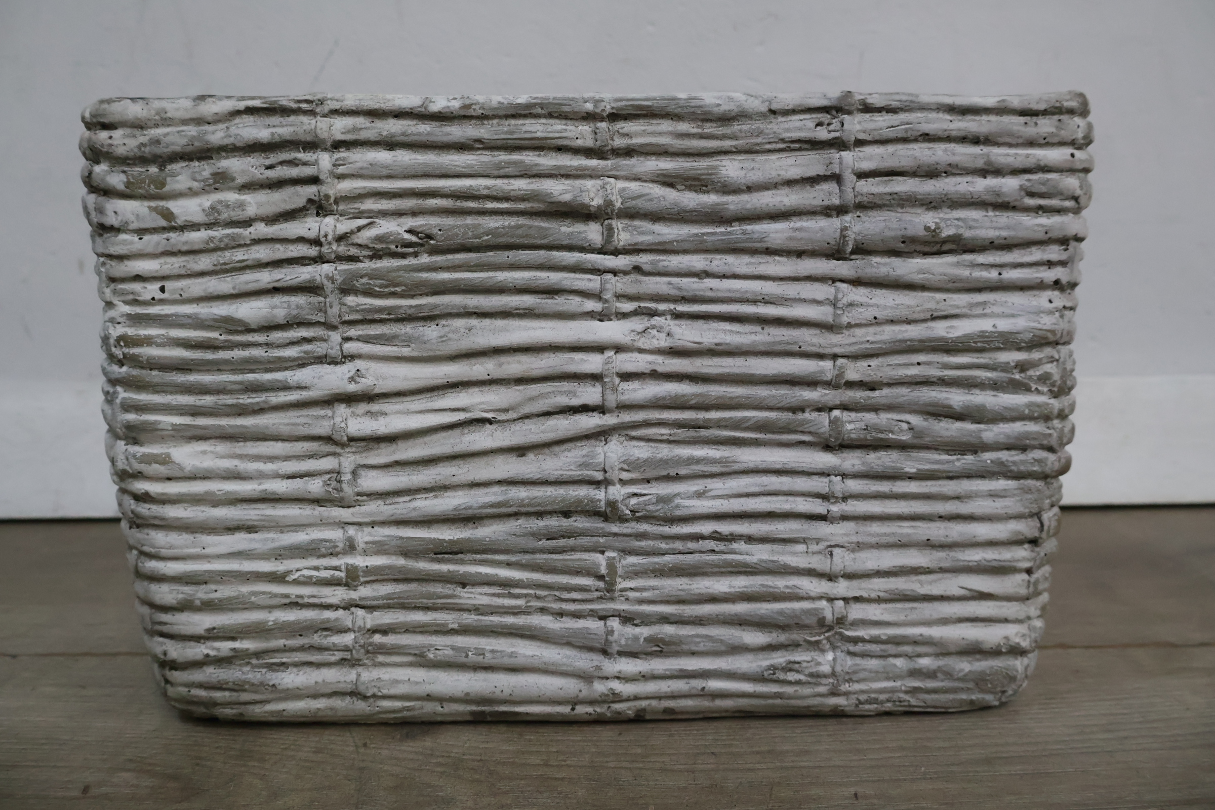 Witte rechthoekige mand met rieten structuur – foto 6 – kavel bij GSD Auctions, Zoeterwoude