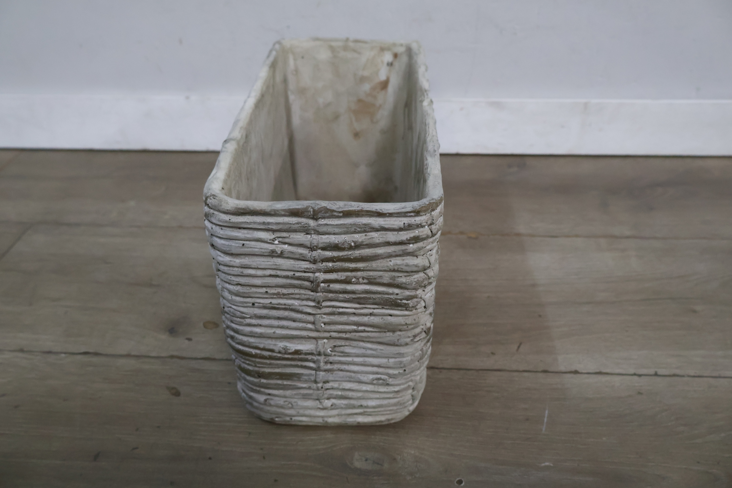 Witte rechthoekige mand met rieten structuur – foto 7 – kavel bij GSD Auctions, Zoeterwoude