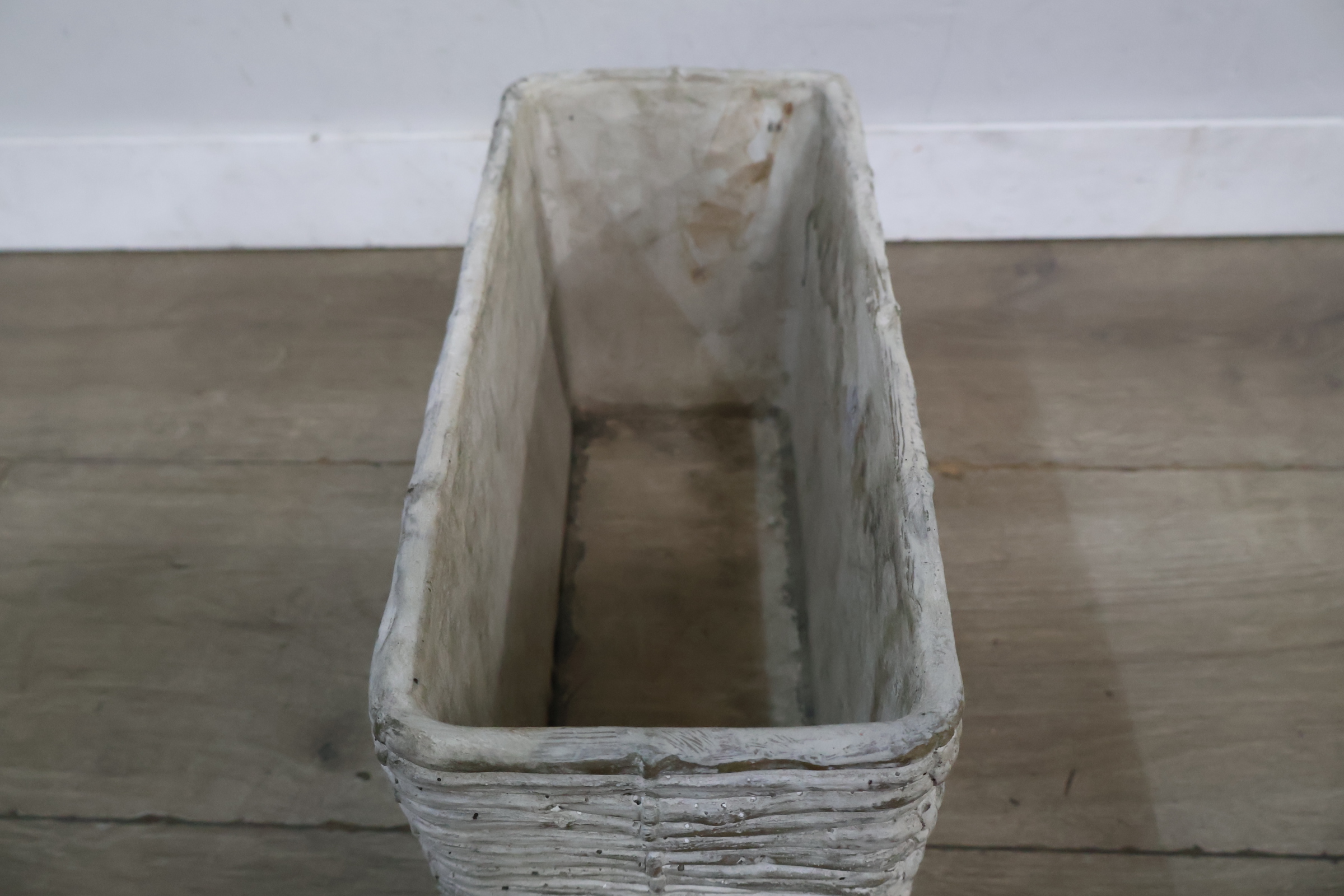 Witte rechthoekige mand met rieten structuur – foto 9 – kavel bij GSD Auctions, Zoeterwoude