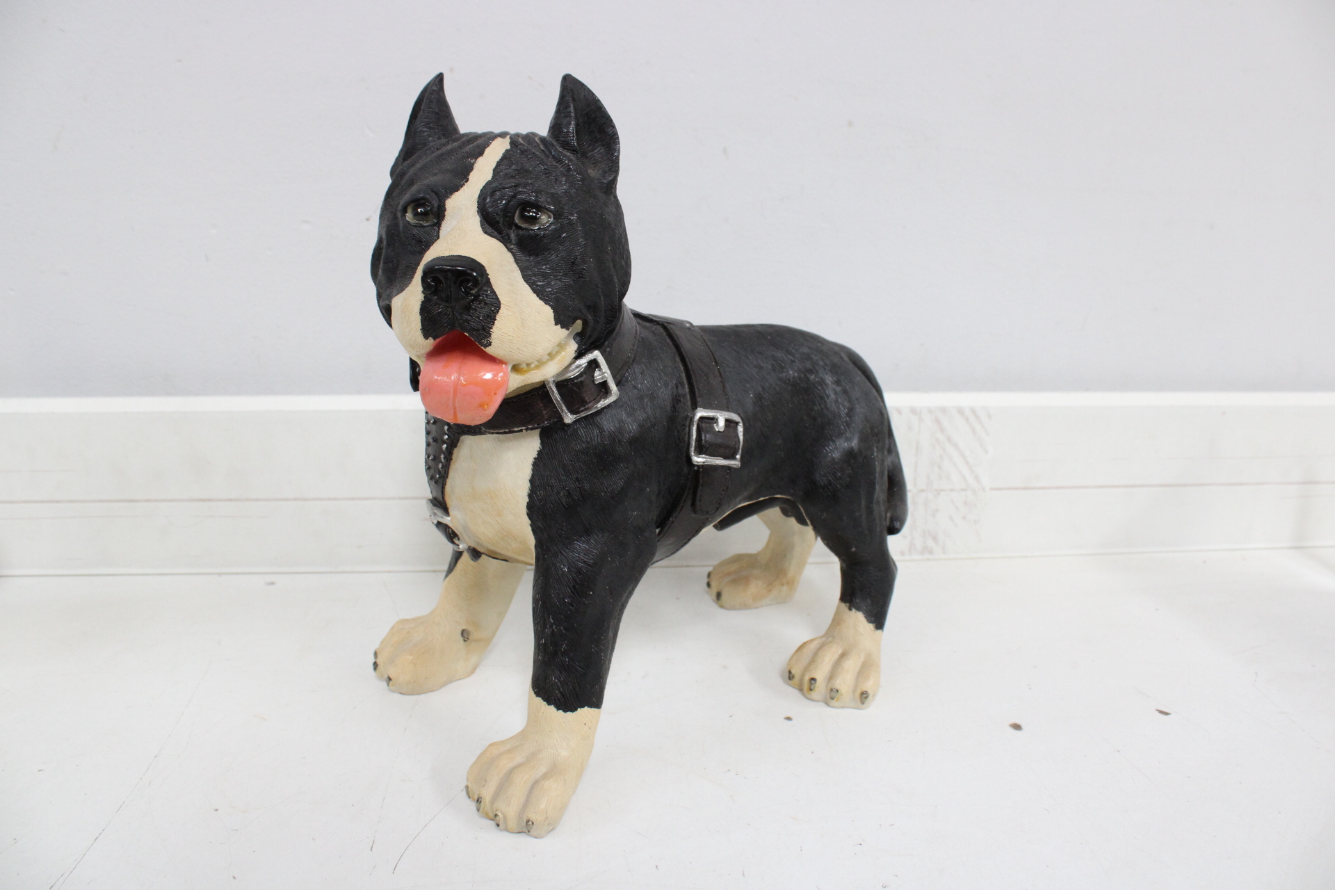 Beeld van zittende hond met leren tuig – foto 2 – kavel bij GSD Auctions, Zoeterwoude