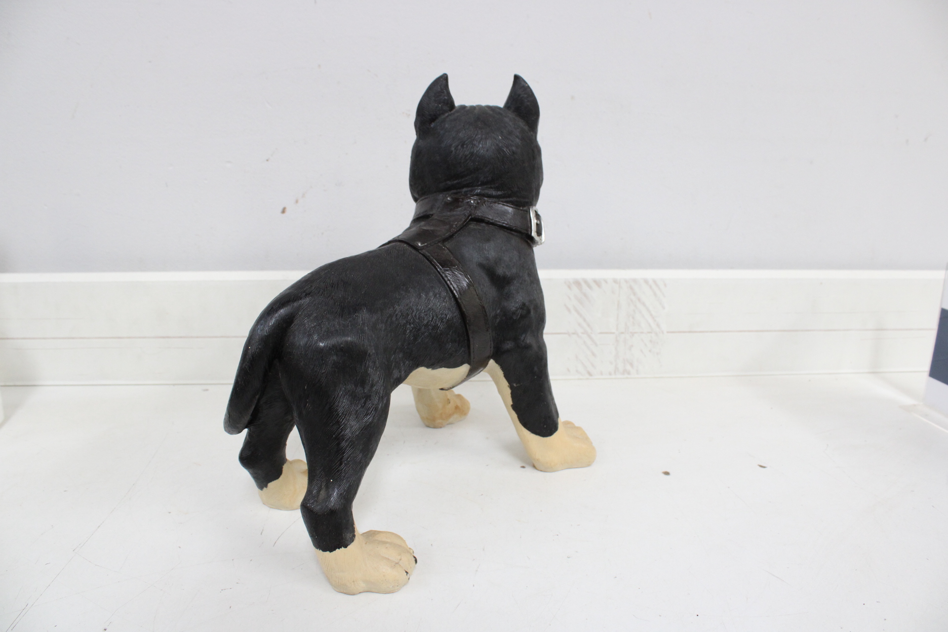 Beeld van zittende hond met leren tuig – foto 3 – kavel bij GSD Auctions, Zoeterwoude