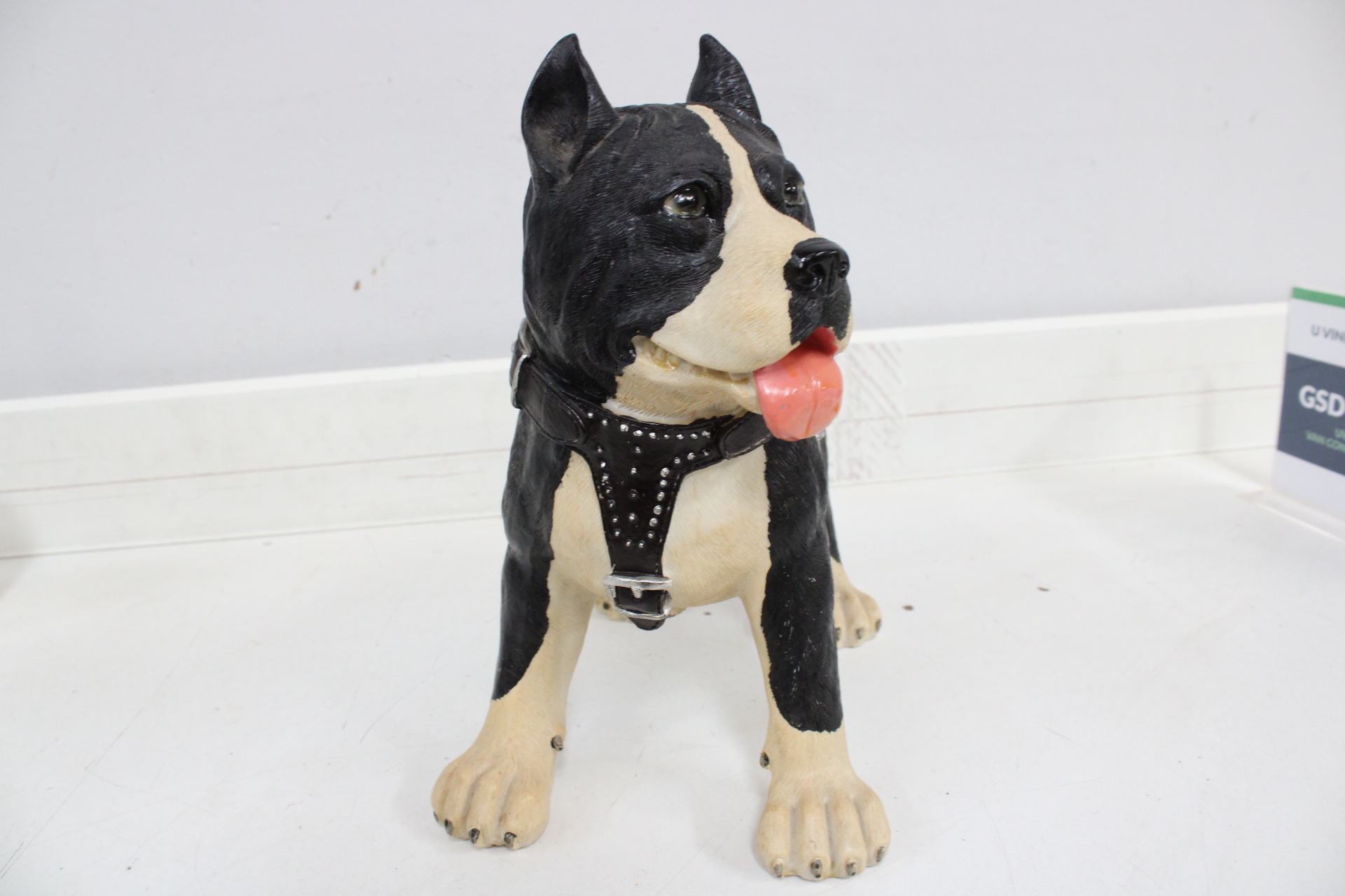 Beeld van zittende hond met leren tuig – foto 4 – kavel bij GSD Auctions, Zoeterwoude
