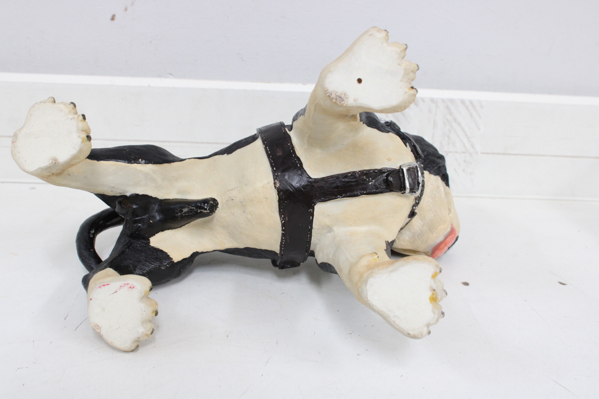Beeld van zittende hond met leren tuig – foto 5 – kavel bij GSD Auctions, Zoeterwoude