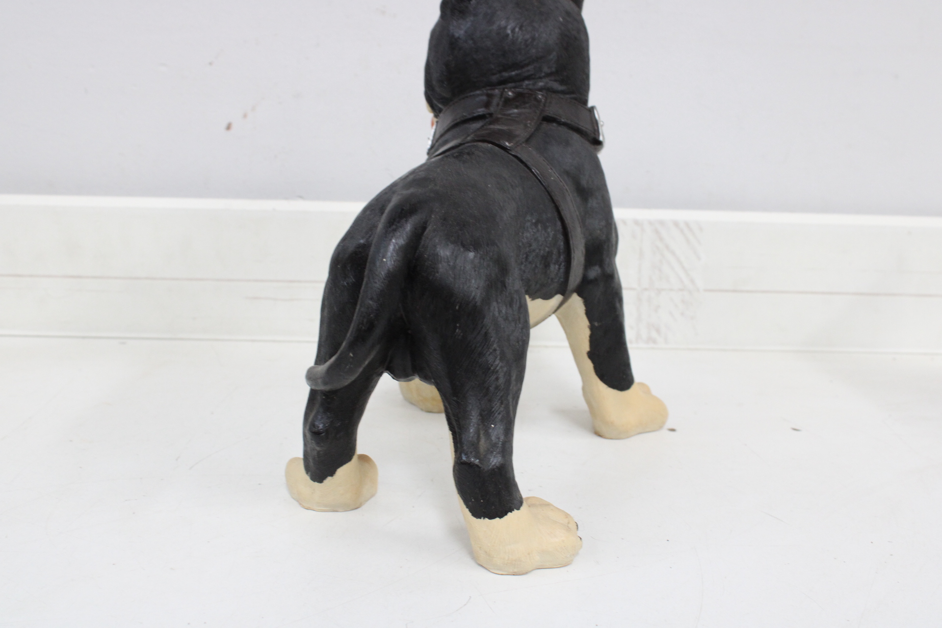 Beeld van zittende hond met leren tuig – foto 6 – kavel bij GSD Auctions, Zoeterwoude