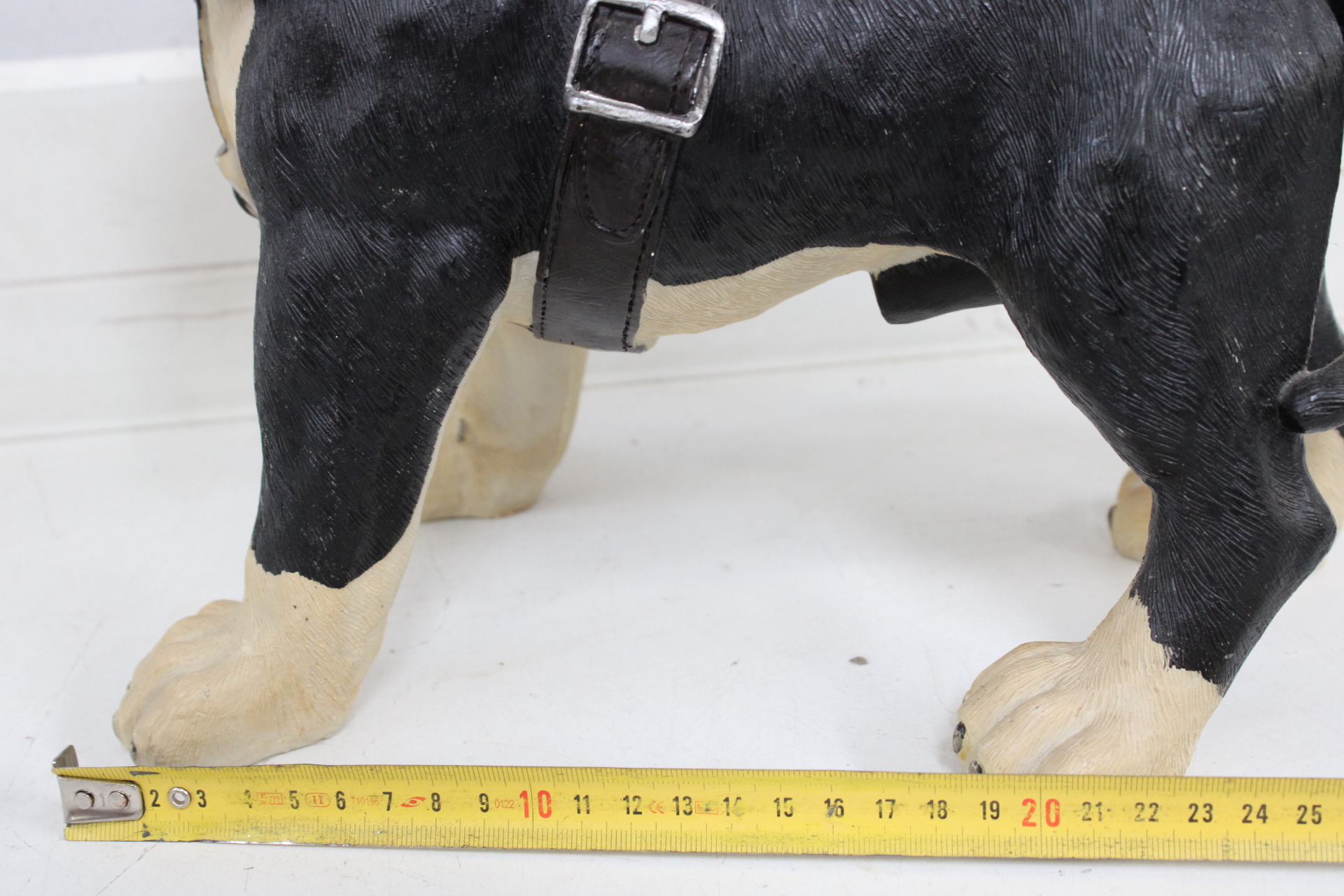 Beeld van zittende hond met leren tuig – foto 7 – kavel bij GSD Auctions, Zoeterwoude