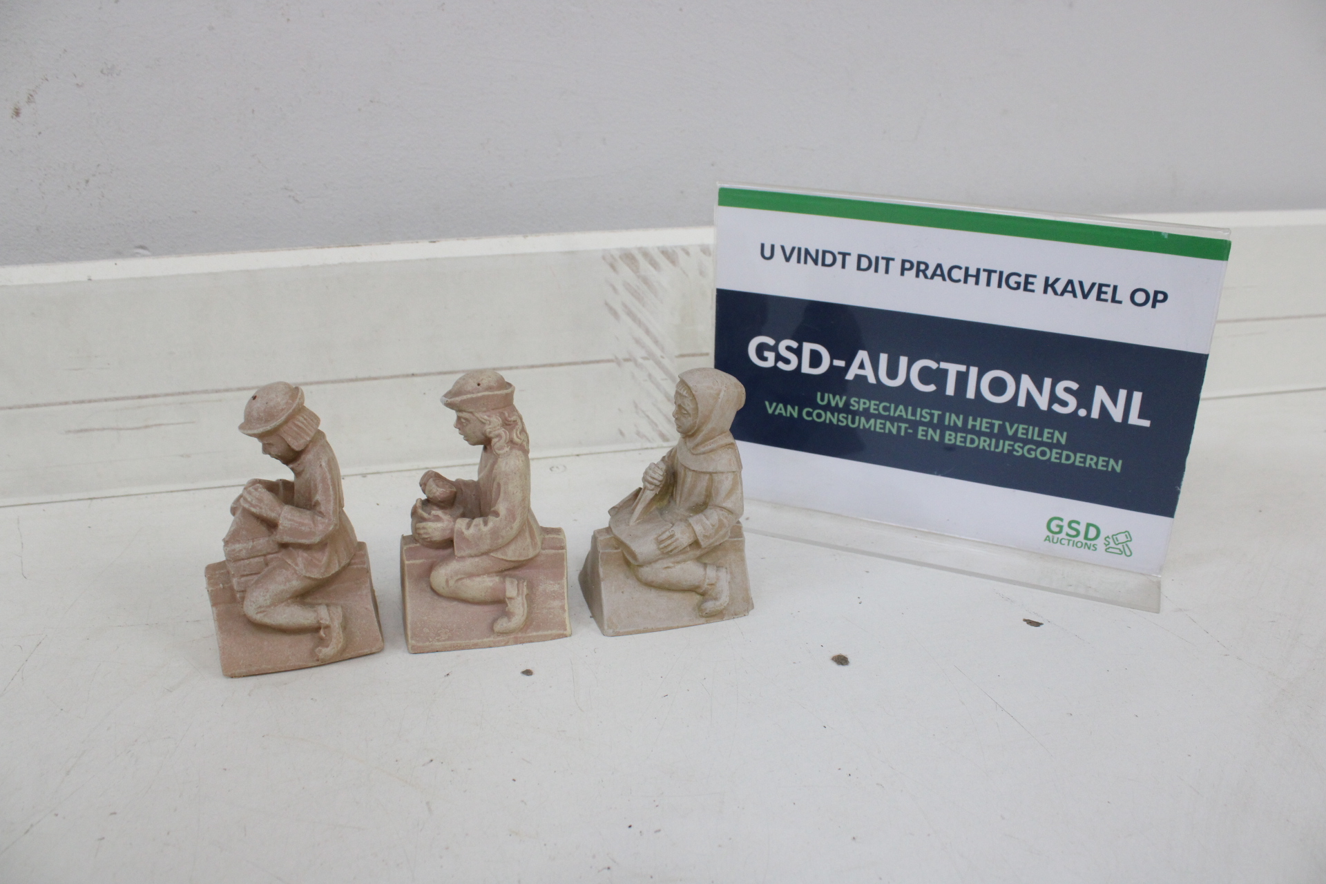Set van drie beige beeldjes van knielende personen – kavel bij GSD Auctions, Zoeterwoude
