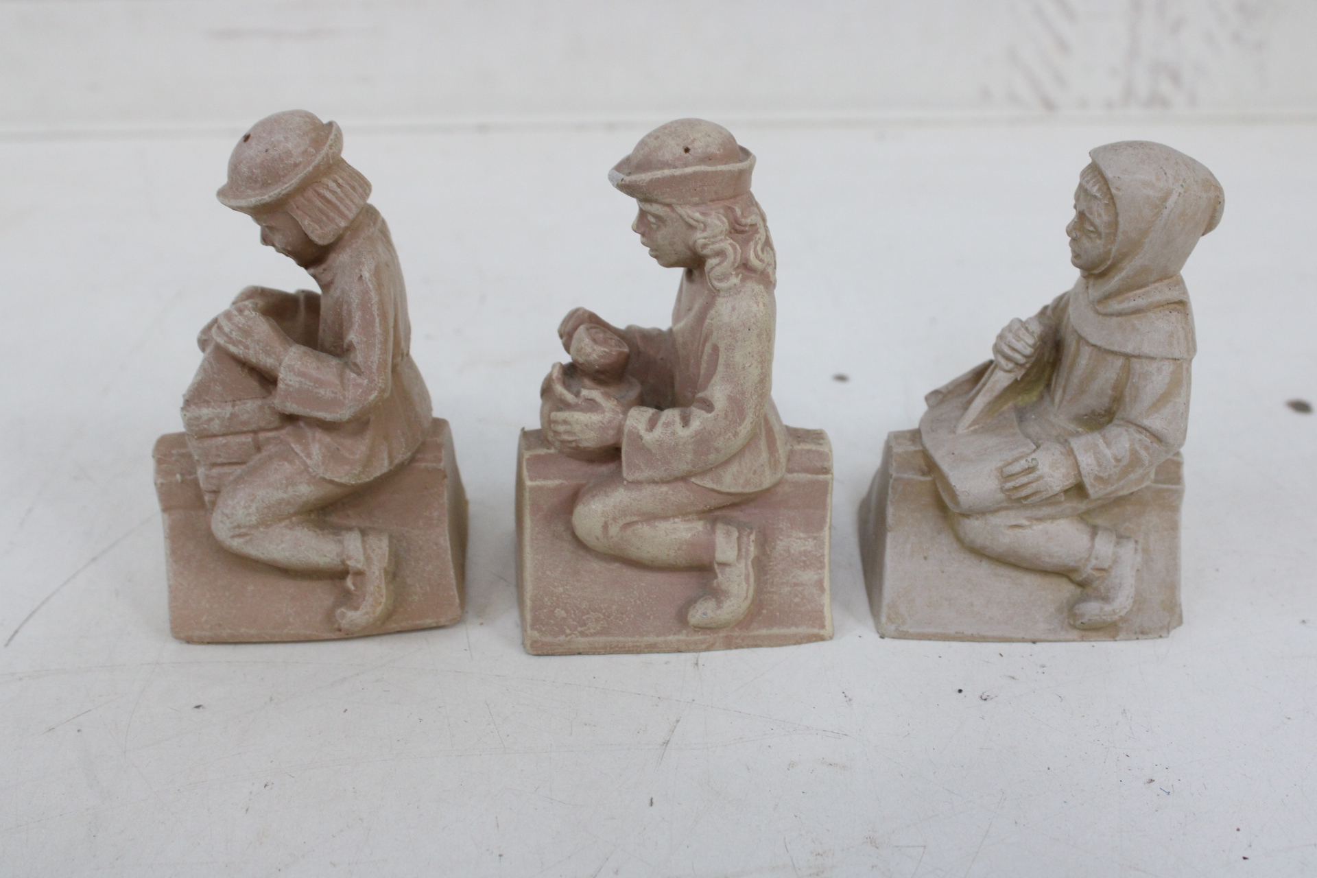 Set van drie beige beeldjes van knielende personen – foto 2 – kavel bij GSD Auctions, Zoeterwoude