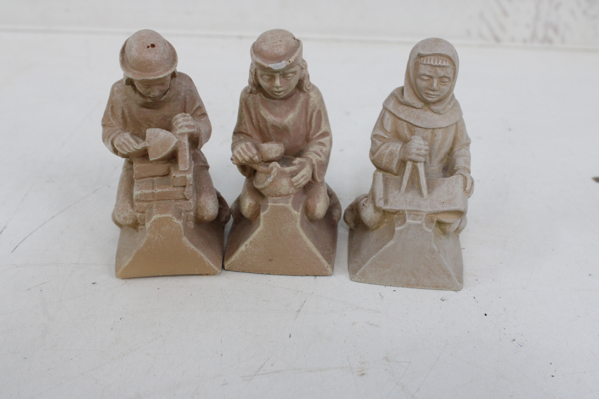 Set van drie beige beeldjes van knielende personen – foto 3 – kavel bij GSD Auctions, Zoeterwoude