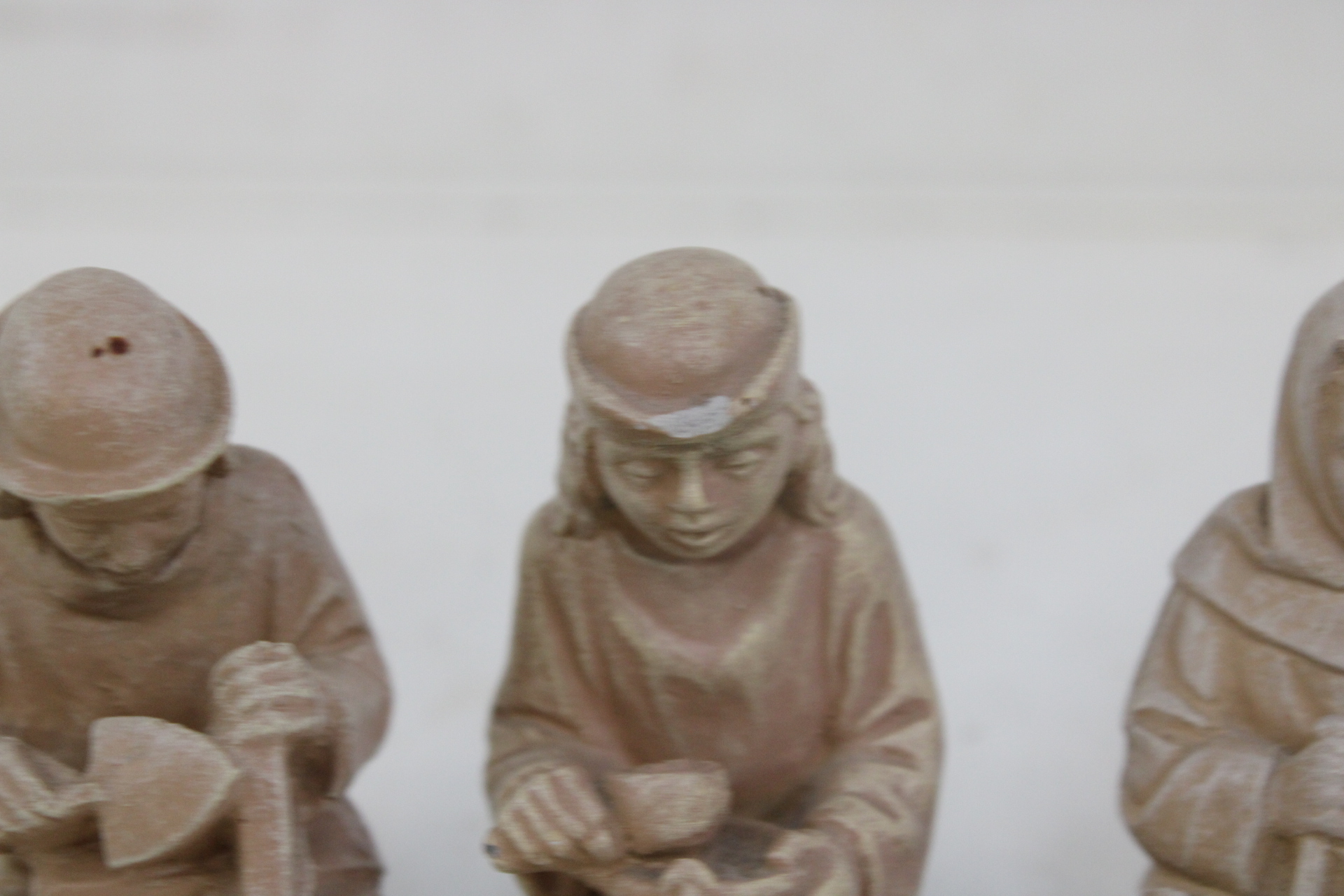 Set van drie beige beeldjes van knielende personen – foto 4 – kavel bij GSD Auctions, Zoeterwoude