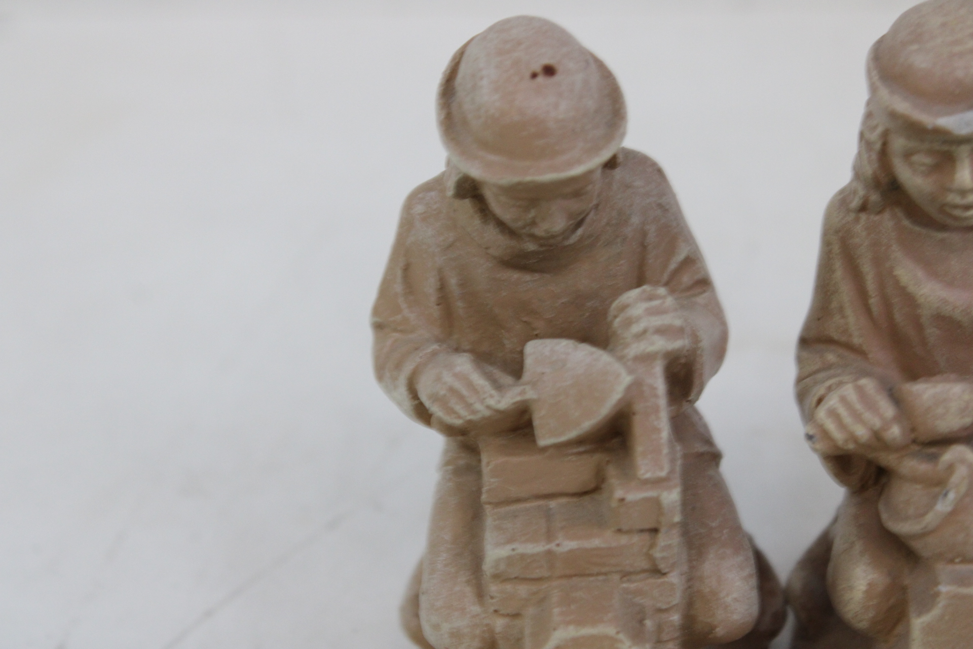 Set van drie beige beeldjes van knielende personen – foto 5 – kavel bij GSD Auctions, Zoeterwoude