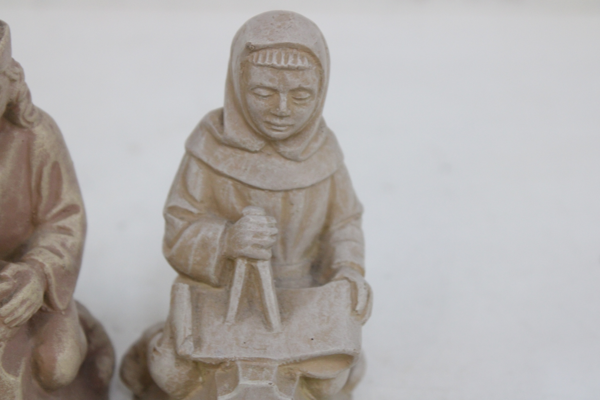 Set van drie beige beeldjes van knielende personen – foto 6 – kavel bij GSD Auctions, Zoeterwoude
