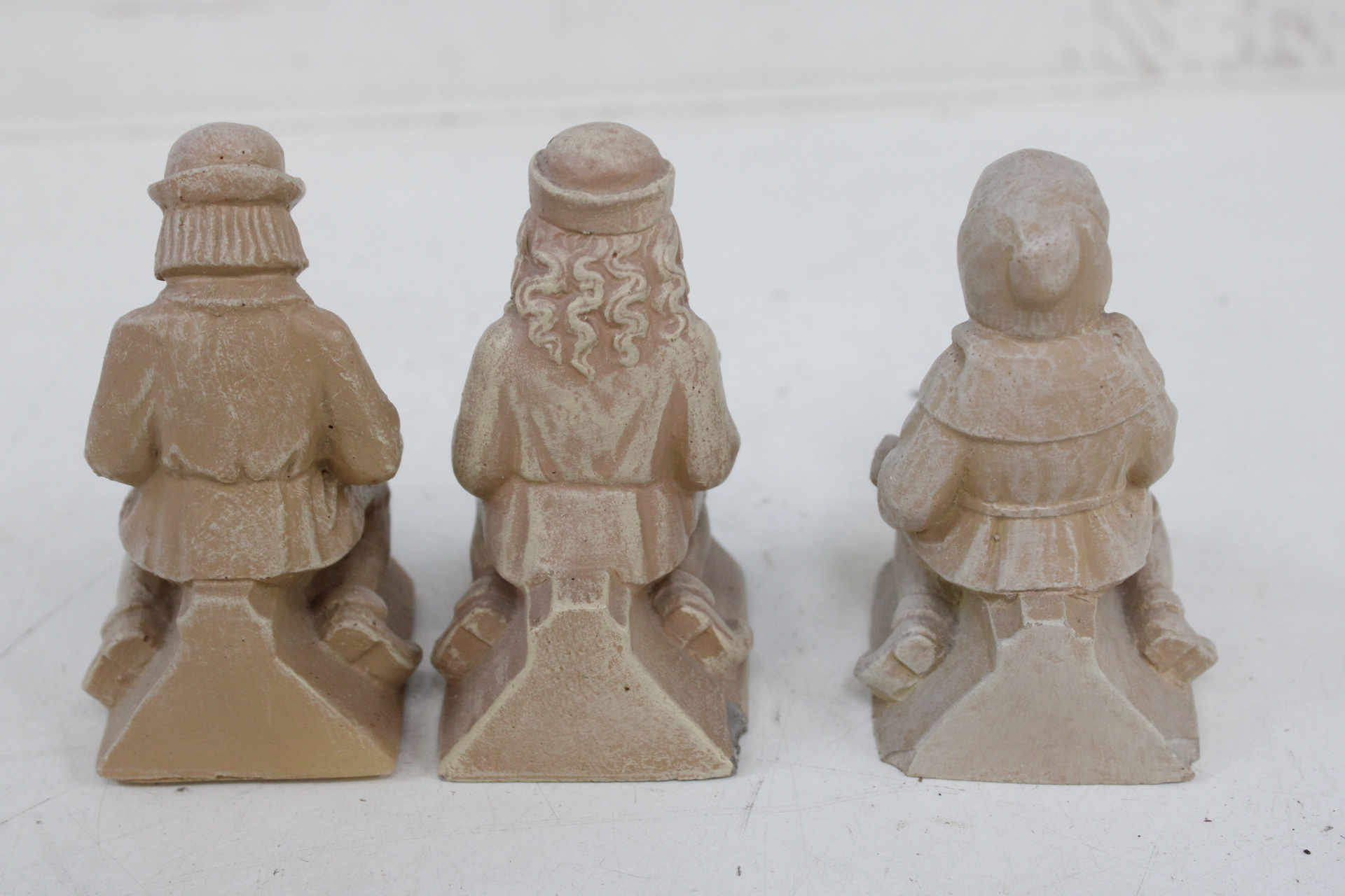Set van drie beige beeldjes van knielende personen – foto 7 – kavel bij GSD Auctions, Zoeterwoude