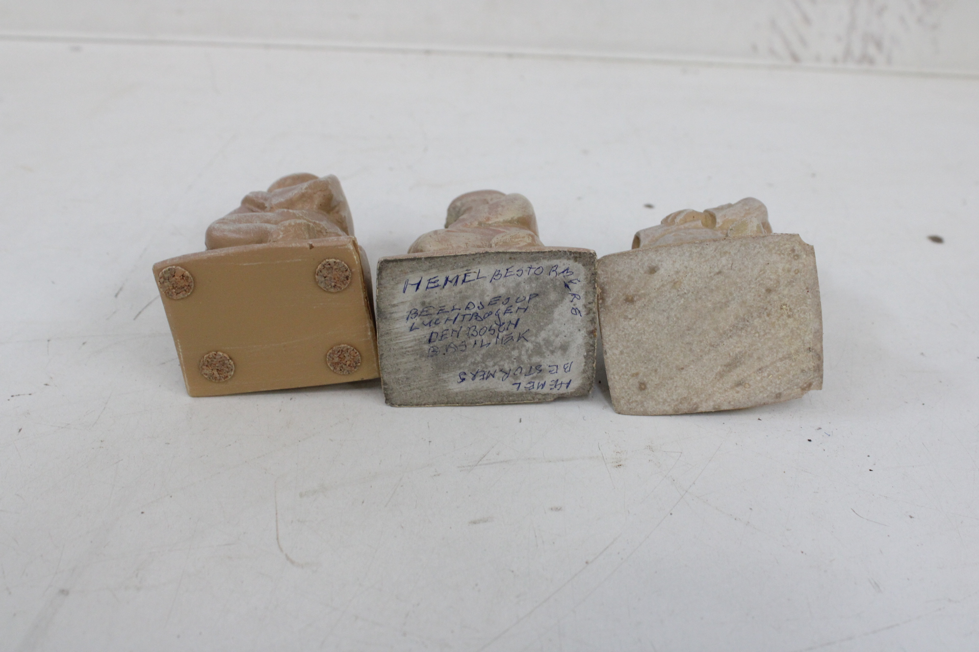 Set van drie beige beeldjes van knielende personen – foto 8 – kavel bij GSD Auctions, Zoeterwoude
