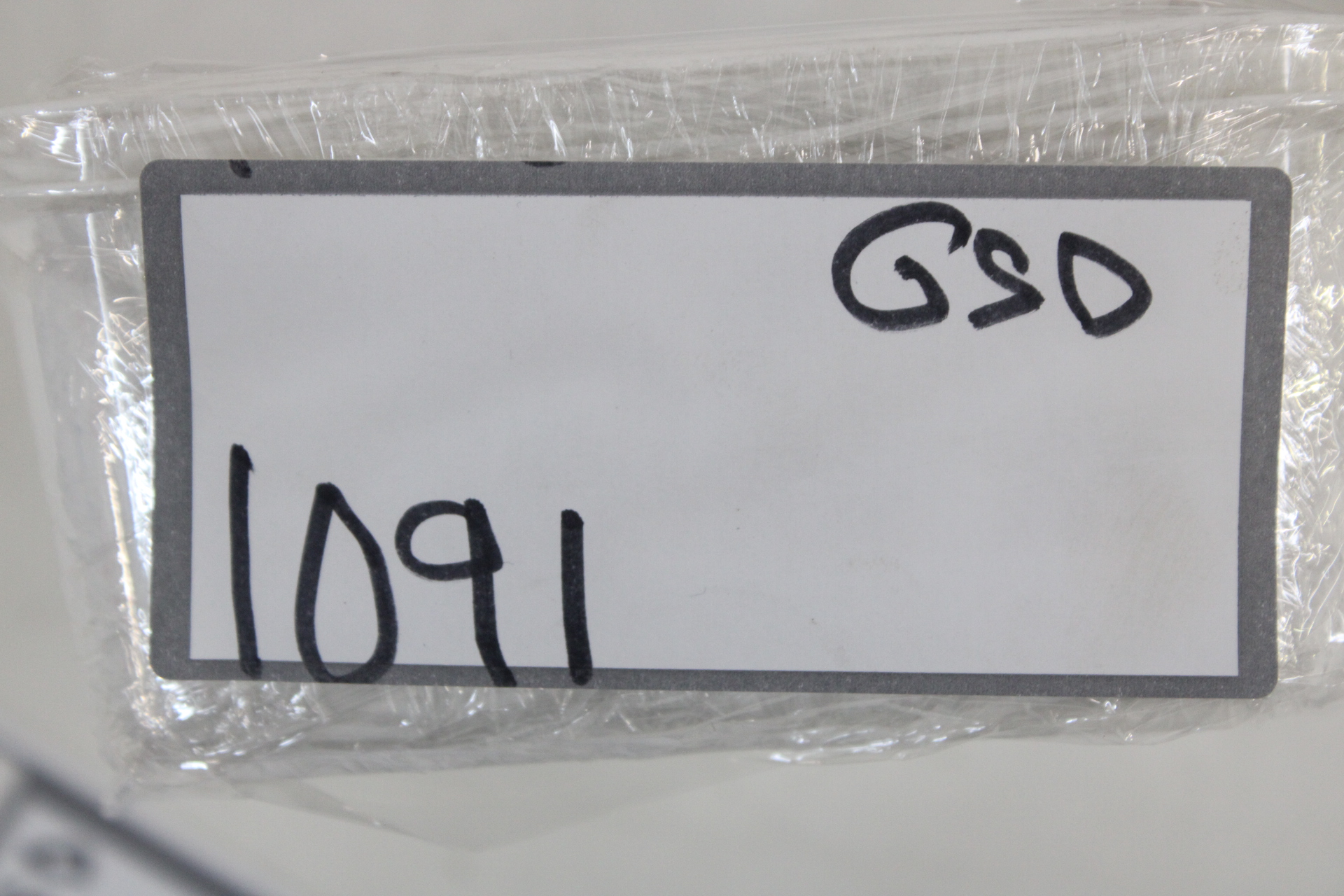 Set van drie beige beeldjes van knielende personen – foto 10 – kavel bij GSD Auctions, Zoeterwoude