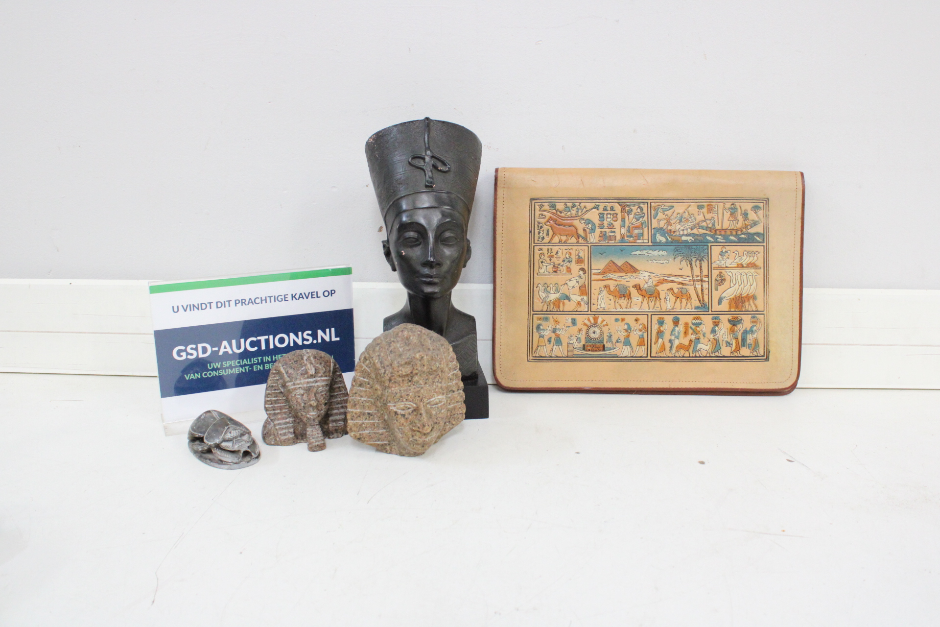 Set Egyptische beeldjes en papyrus schilderij – kavel bij GSD Auctions, Zoeterwoude