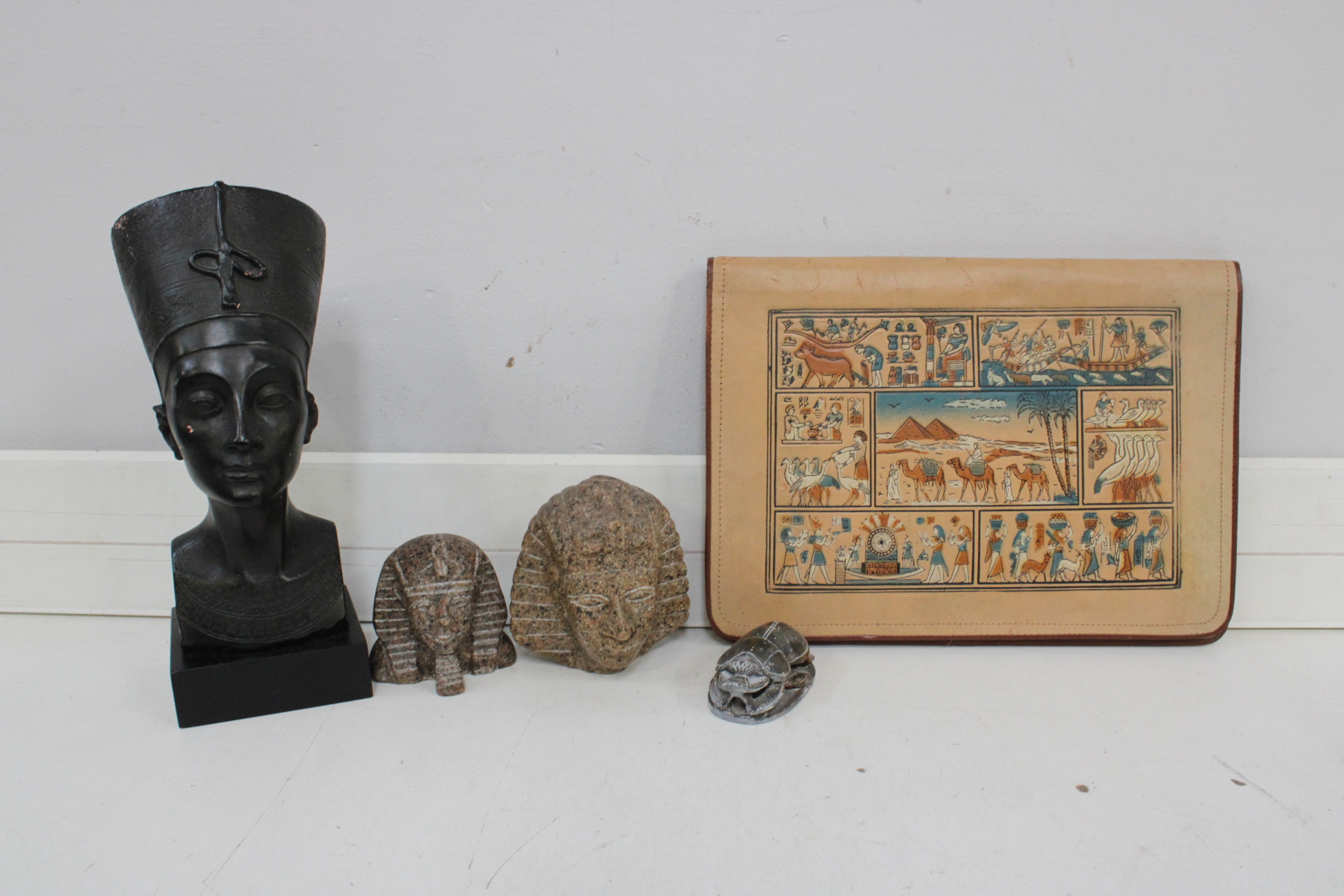 Set Egyptische beeldjes en papyrus schilderij – foto 2 – kavel bij GSD Auctions, Zoeterwoude