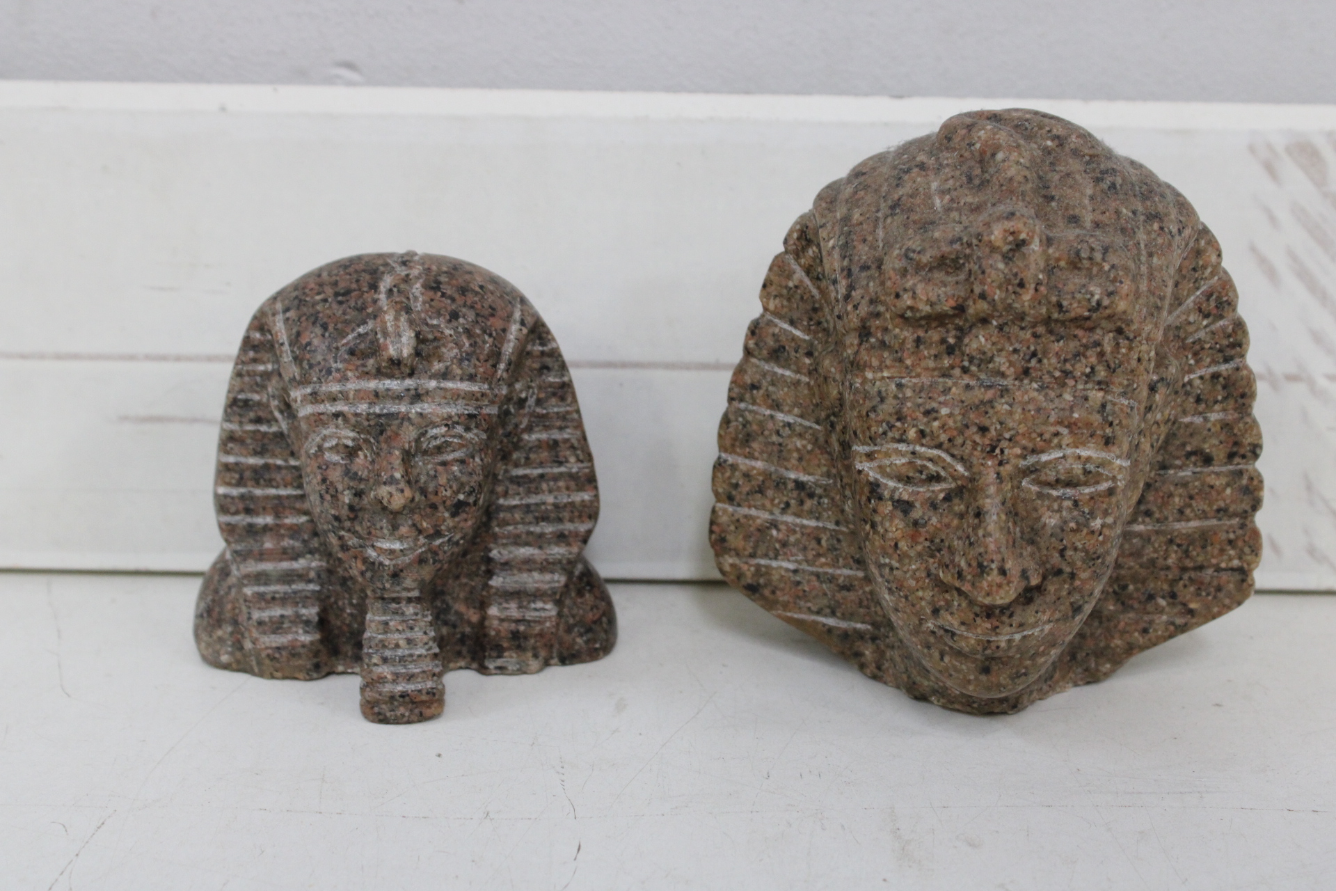 Set Egyptische beeldjes en papyrus schilderij – foto 5 – kavel bij GSD Auctions, Zoeterwoude