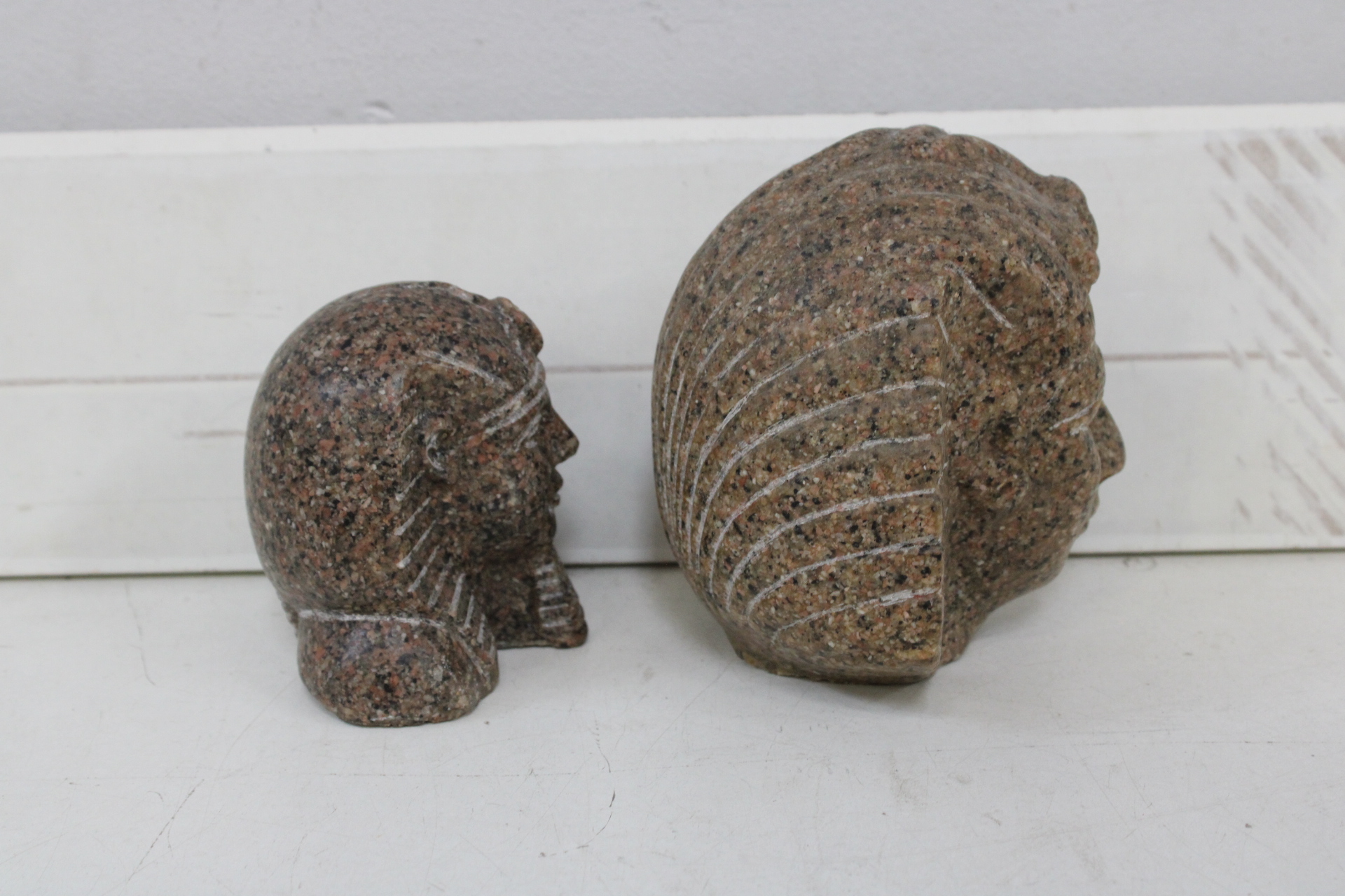 Set Egyptische beeldjes en papyrus schilderij – foto 6 – kavel bij GSD Auctions, Zoeterwoude