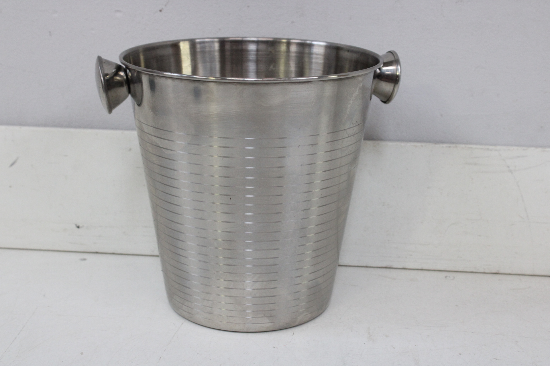 RVS Champagnekoeler met dubbele handvaten – foto 2 – kavel bij GSD Auctions, Zoeterwoude