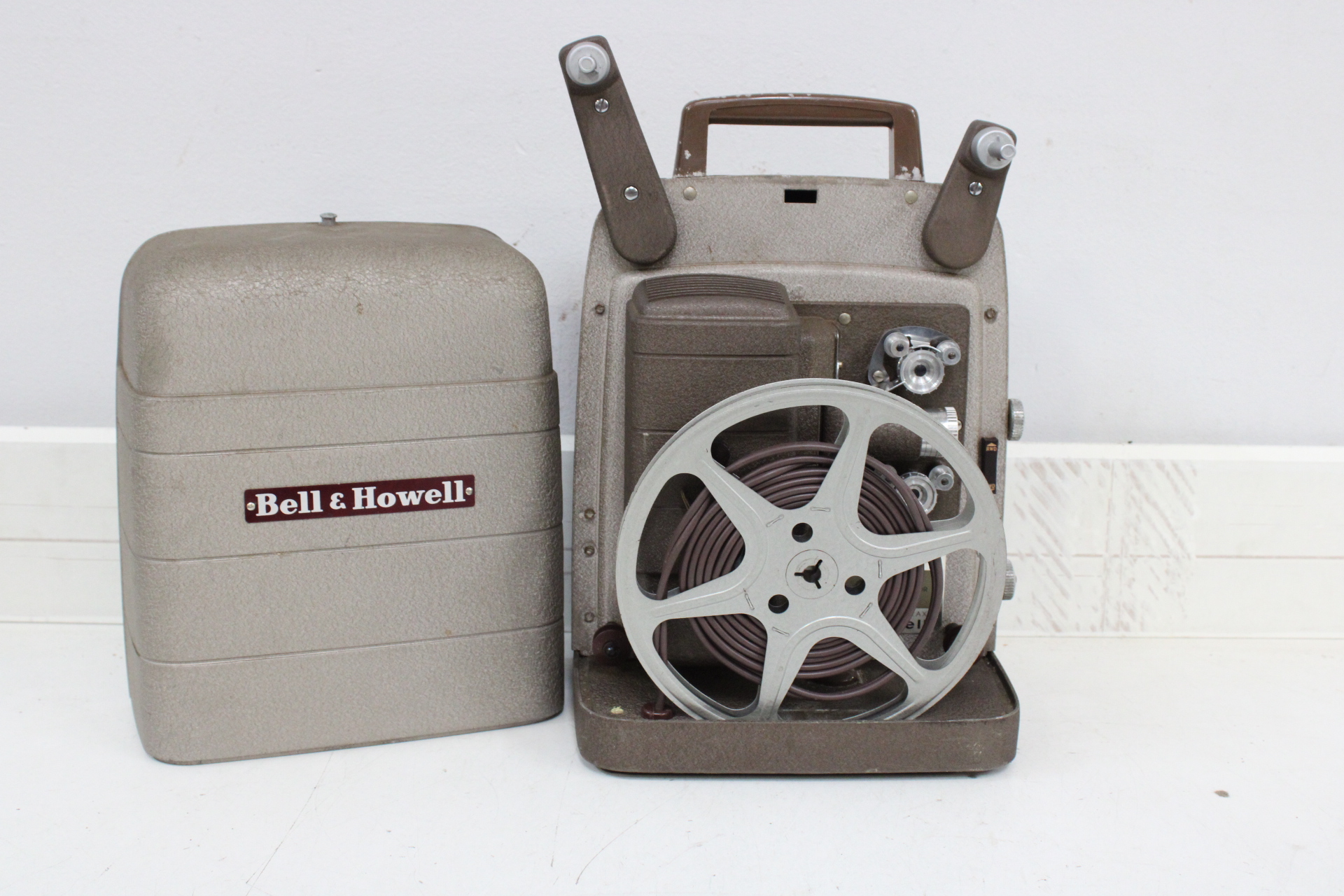 Bell & Howell vintage filmprojector met koffer – foto 2 – kavel bij GSD Auctions, Zoeterwoude
