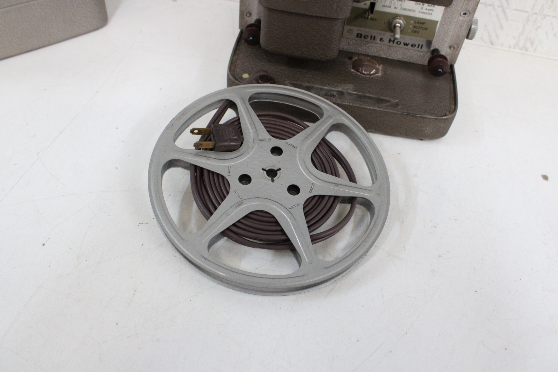 Bell & Howell vintage filmprojector met koffer – foto 5 – kavel bij GSD Auctions, Zoeterwoude