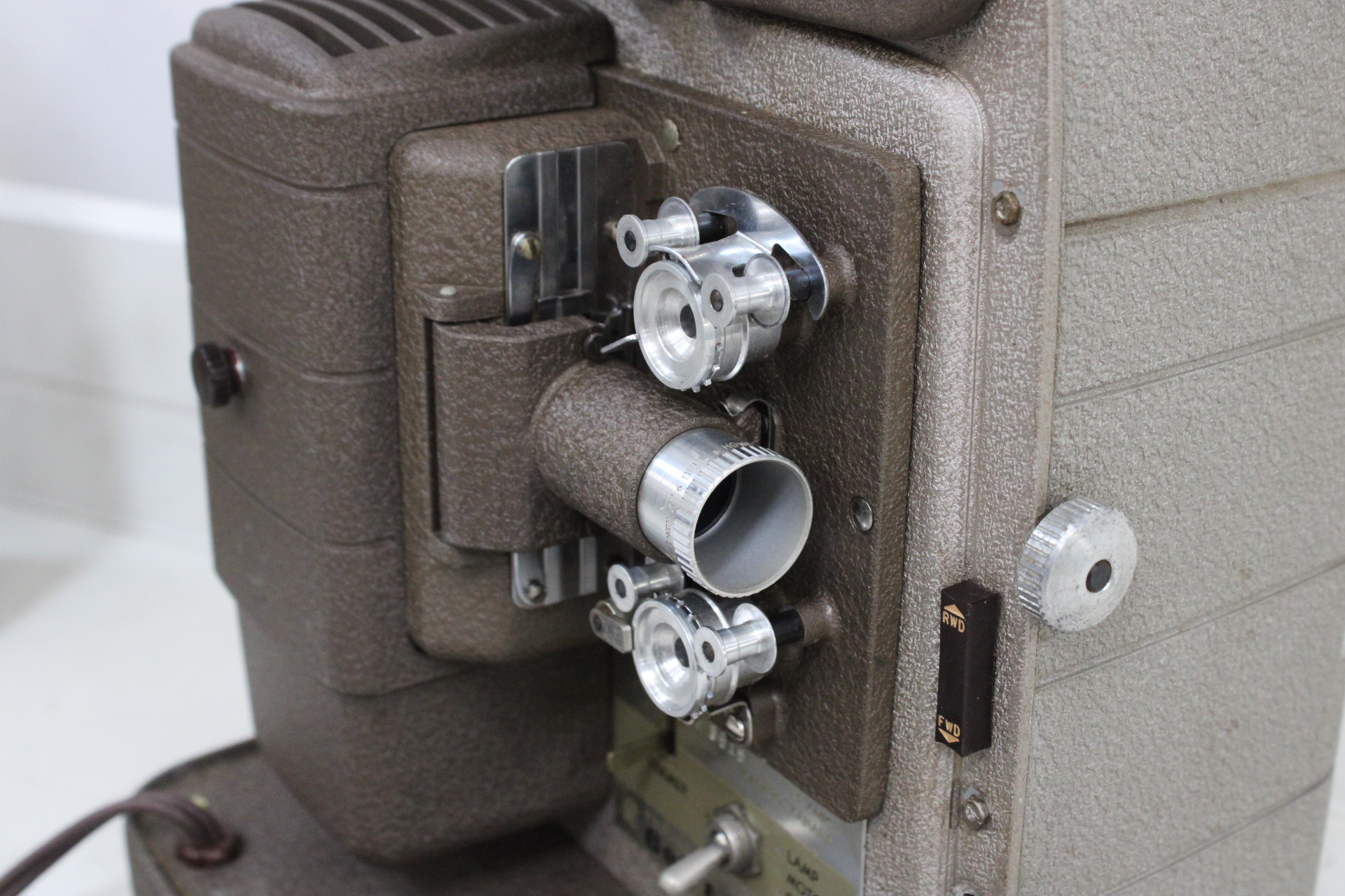 Bell & Howell vintage filmprojector met koffer – foto 8 – kavel bij GSD Auctions, Zoeterwoude