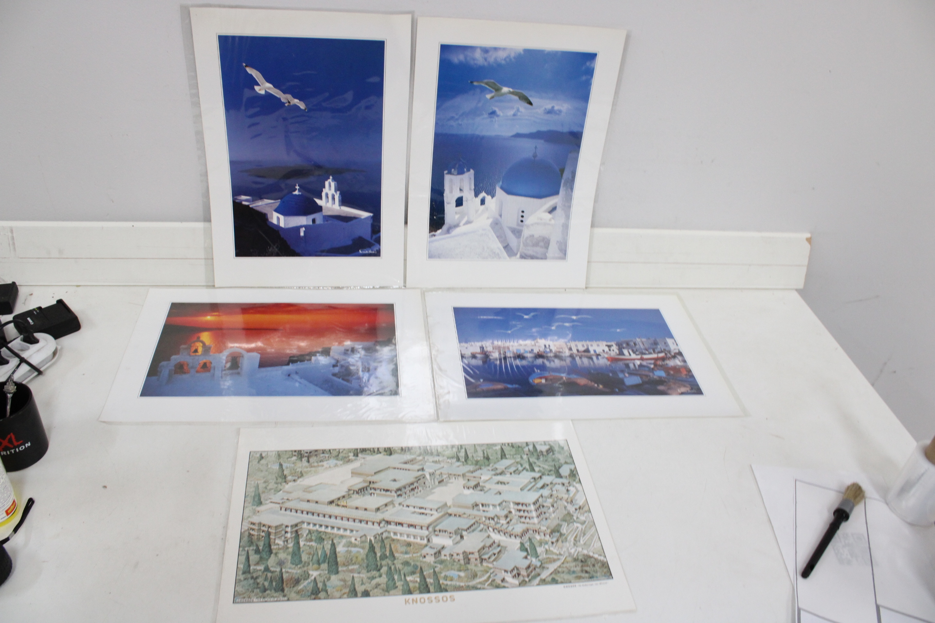 Set van 4 ingelijste en gelaakte foto's en prent Santorini – foto 2 – kavel bij GSD Auctions, Zoeterwoude
