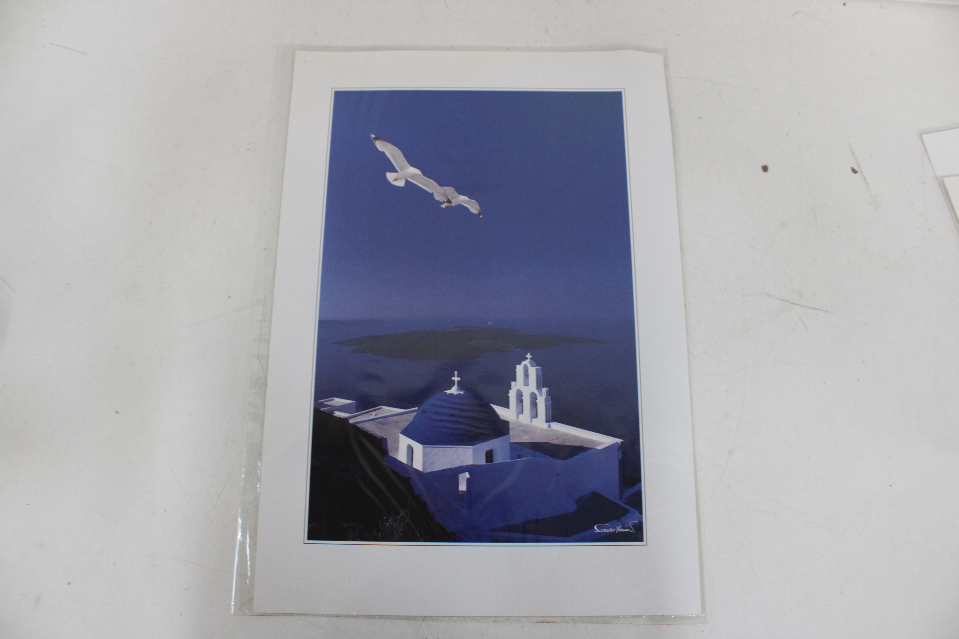 Set van 4 ingelijste en gelaakte foto's en prent Santorini – foto 3 – kavel bij GSD Auctions, Zoeterwoude