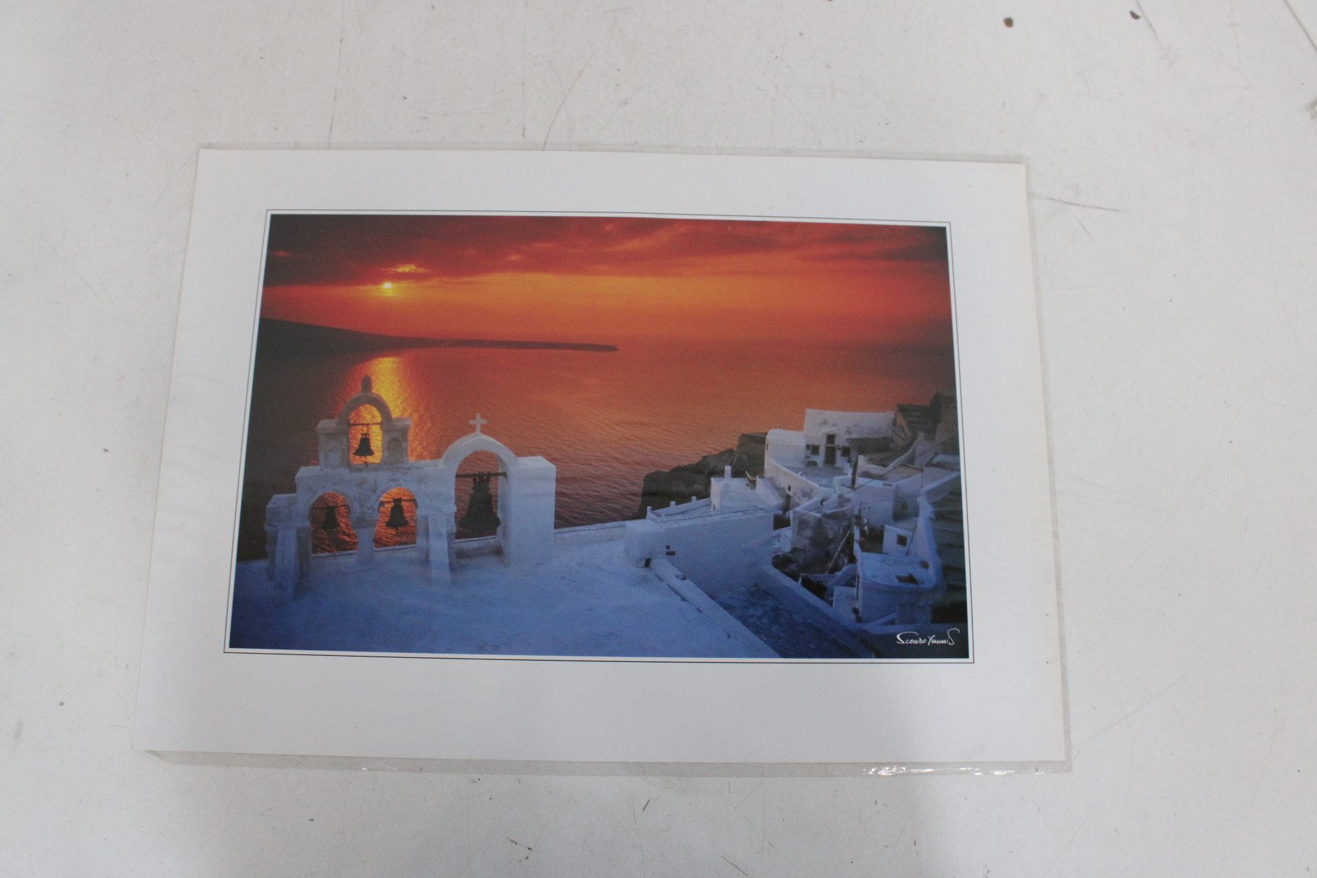 Set van 4 ingelijste en gelaakte foto's en prent Santorini – foto 7 – kavel bij GSD Auctions, Zoeterwoude