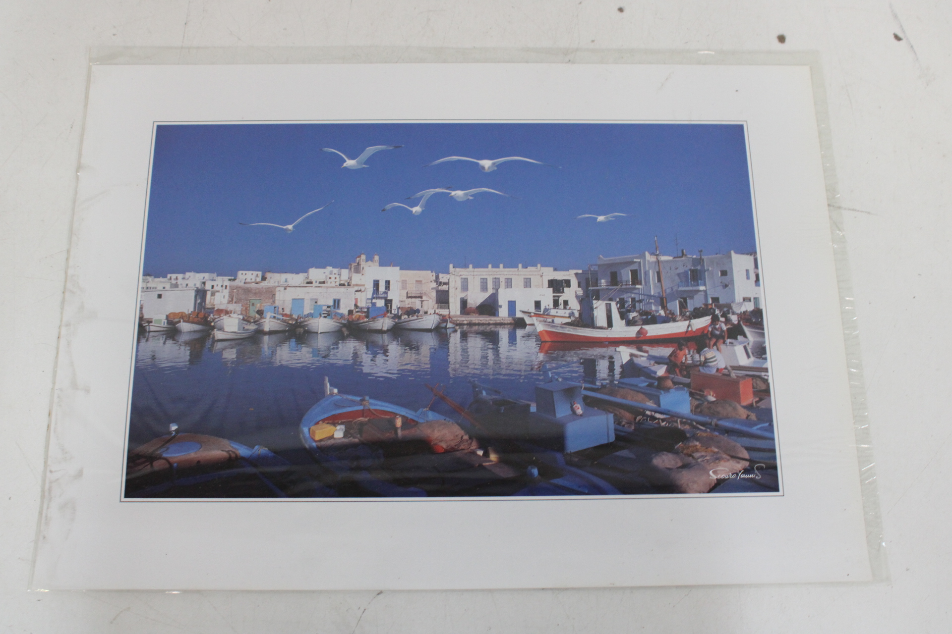 Set van 4 ingelijste en gelaakte foto's en prent Santorini – foto 9 – kavel bij GSD Auctions, Zoeterwoude