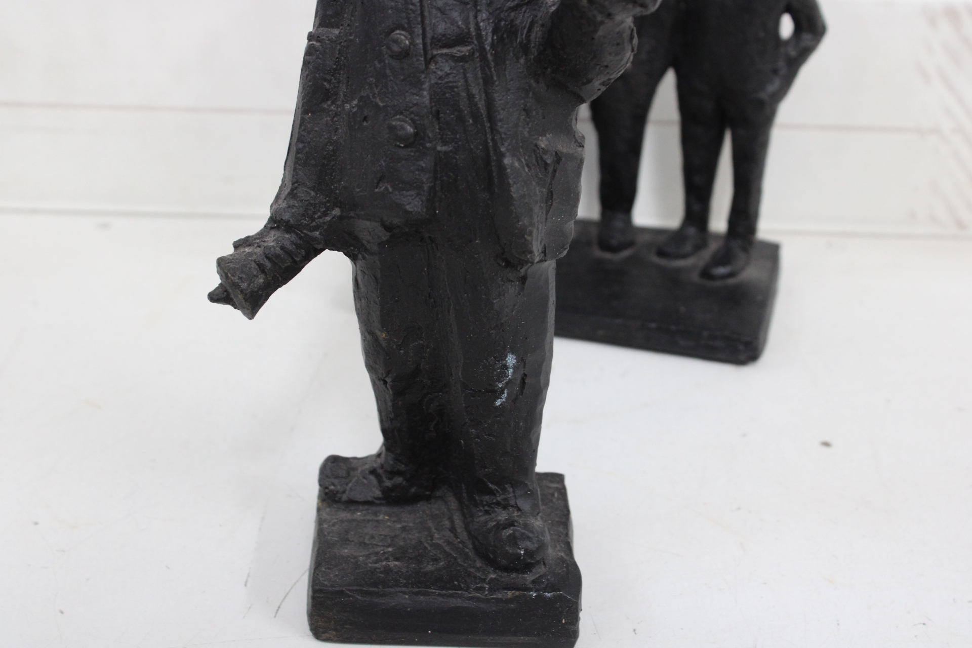 Set zwarte metalen beeldjes van vier heren – foto 4 – kavel bij GSD Auctions, Zoeterwoude