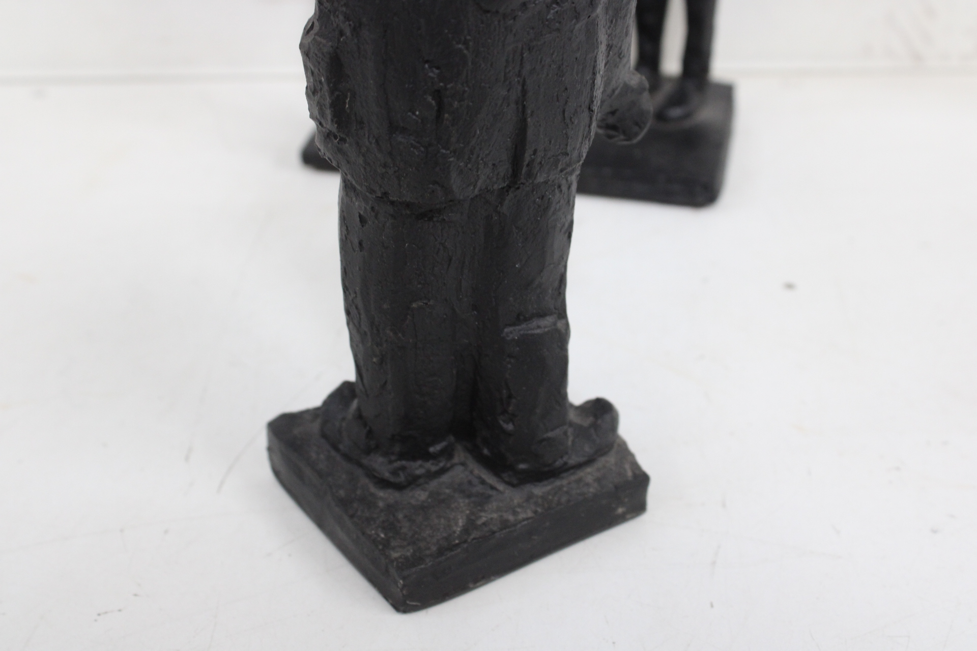 Set zwarte metalen beeldjes van vier heren – foto 6 – kavel bij GSD Auctions, Zoeterwoude