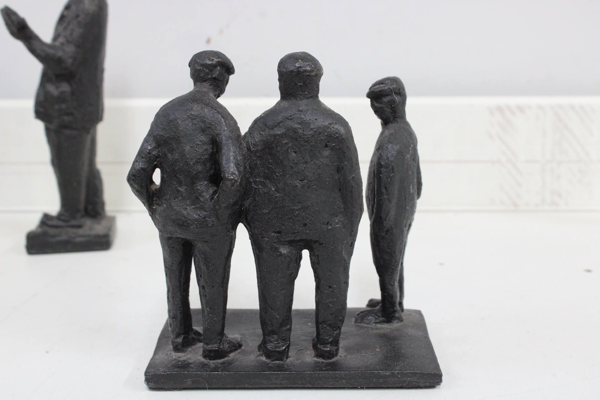 Set zwarte metalen beeldjes van vier heren – foto 8 – kavel bij GSD Auctions, Zoeterwoude