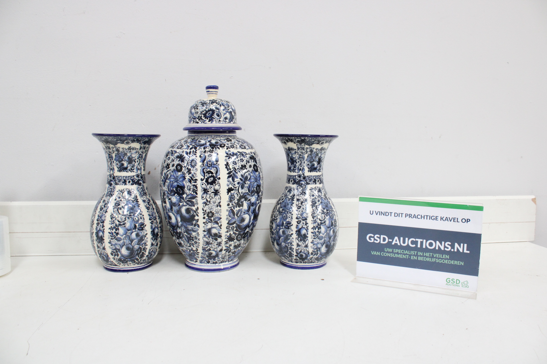 Delftsblauwe dekselpot en 2 vazen – kavel bij GSD Auctions, Zoeterwoude