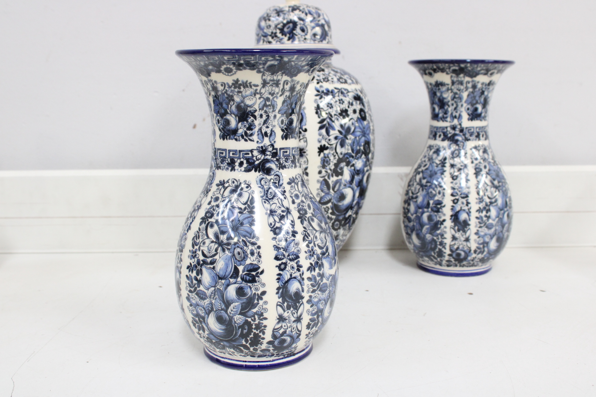 Delftsblauwe dekselpot en 2 vazen – foto 2 – kavel bij GSD Auctions, Zoeterwoude