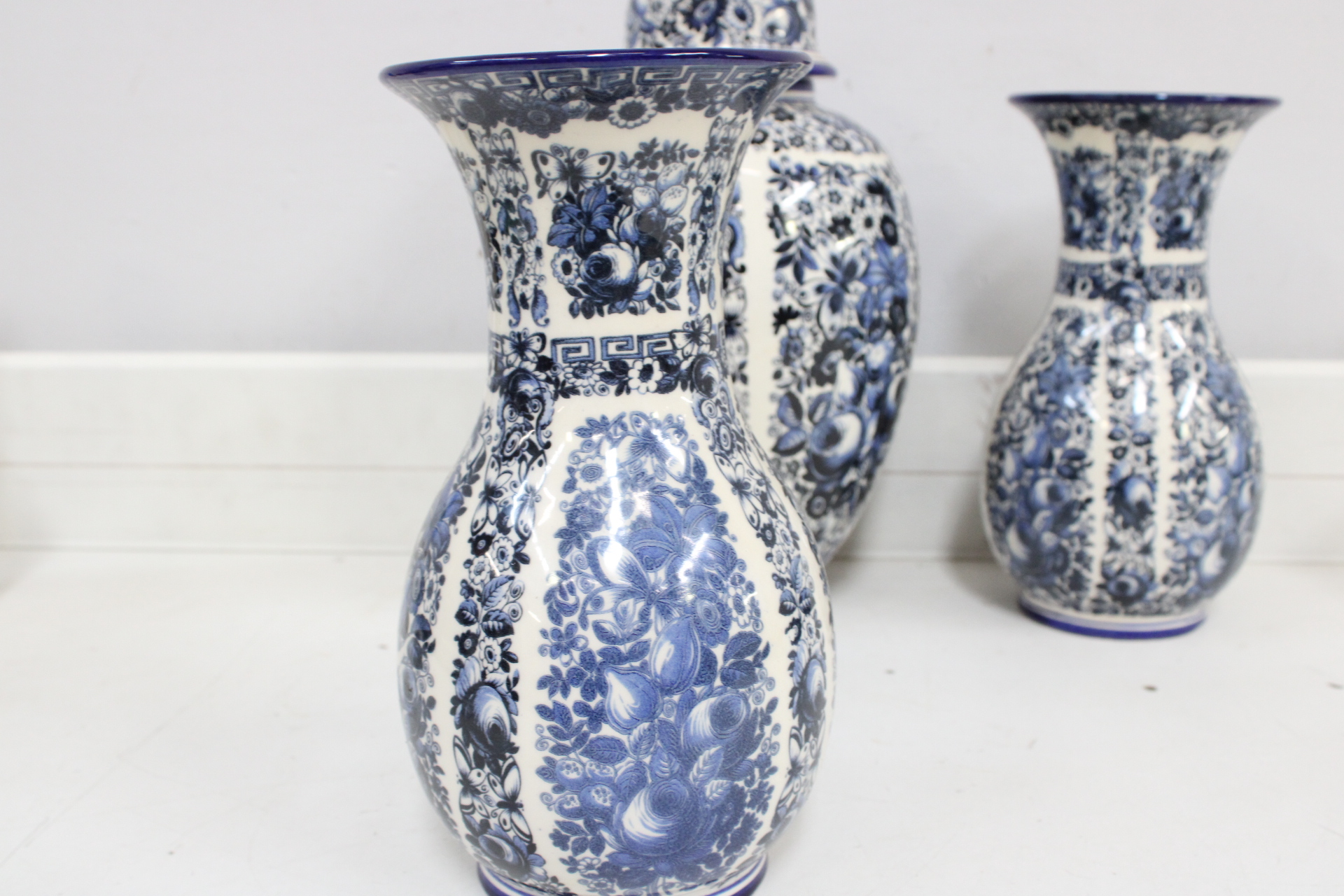 Delftsblauwe dekselpot en 2 vazen – foto 3 – kavel bij GSD Auctions, Zoeterwoude