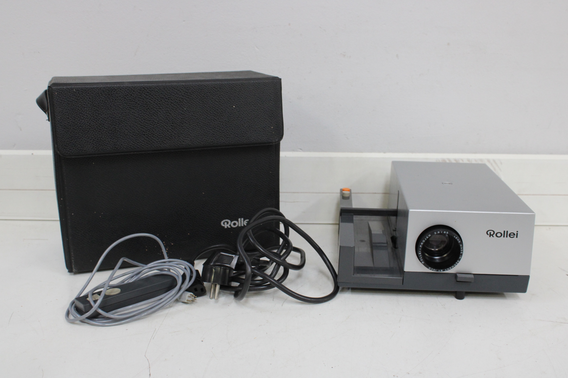 Rollei Diaprojector met hoes en kabels – foto 2 – kavel bij GSD Auctions, Zoeterwoude