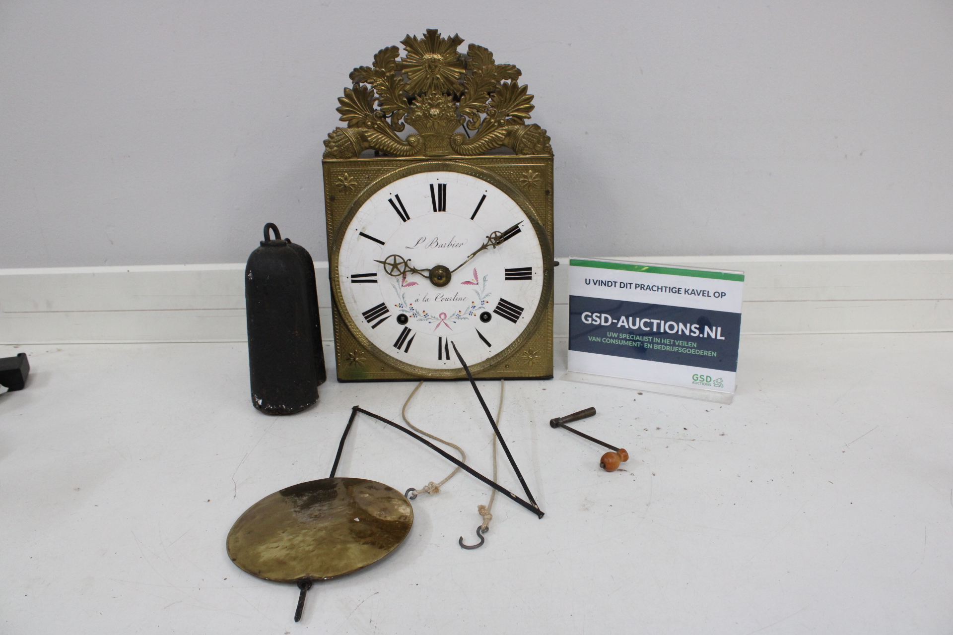 Wandklok L Barbier à la Courtine met pendel en gewicht – kavel bij GSD Auctions, Zoeterwoude