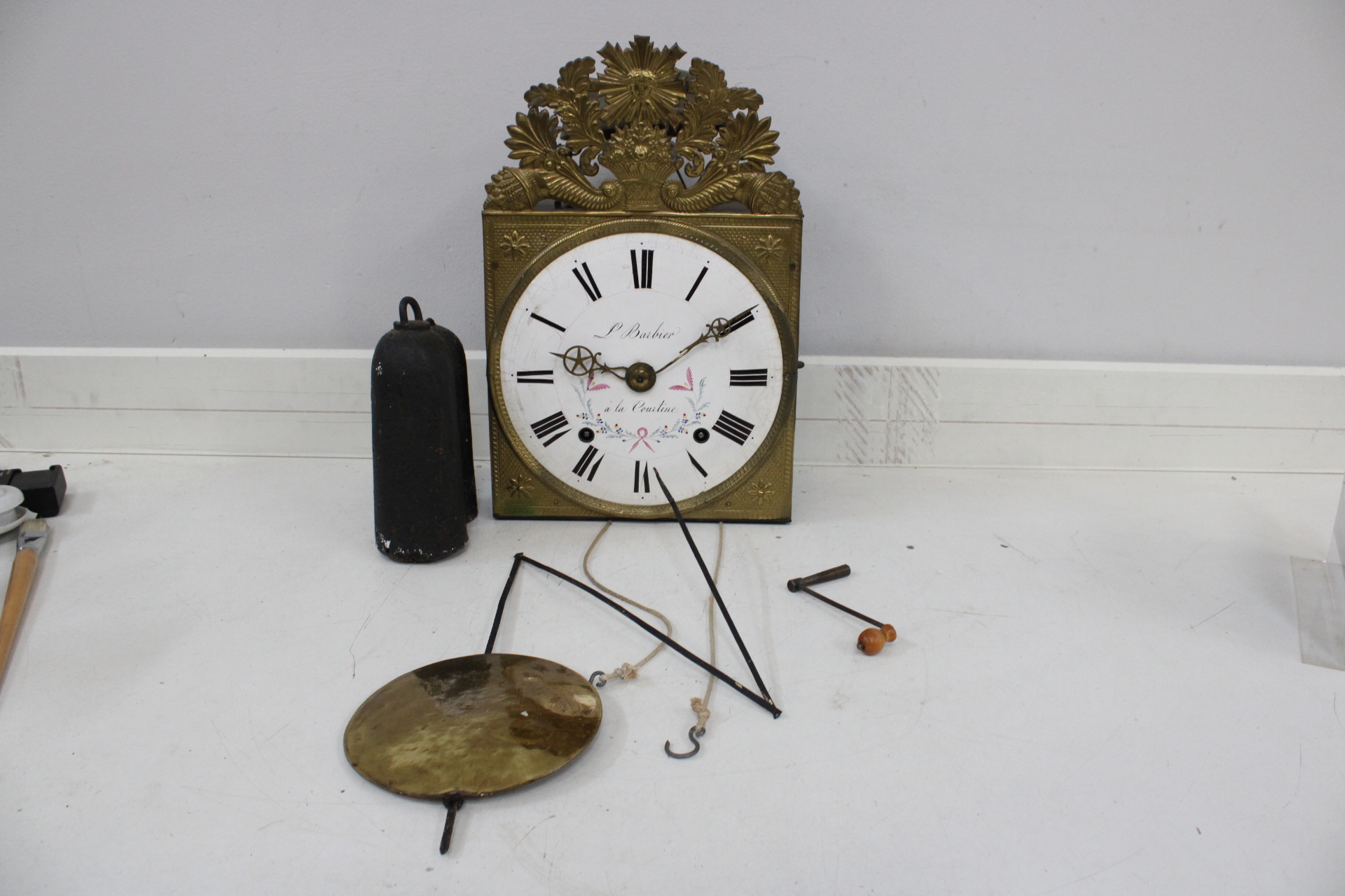 Wandklok L Barbier à la Courtine met pendel en gewicht – foto 2 – kavel bij GSD Auctions, Zoeterwoude