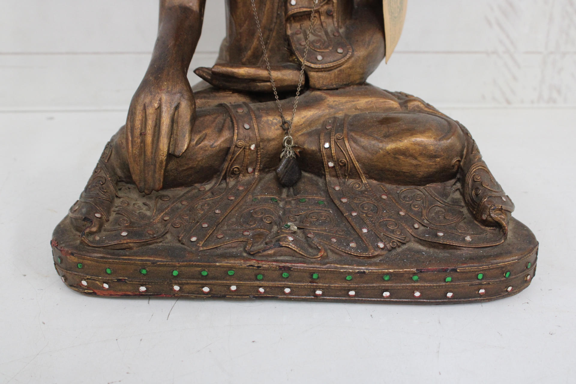 Boeddhabeeld bronzen kleur met decoratie – foto 2 – kavel bij GSD Auctions, Zoeterwoude