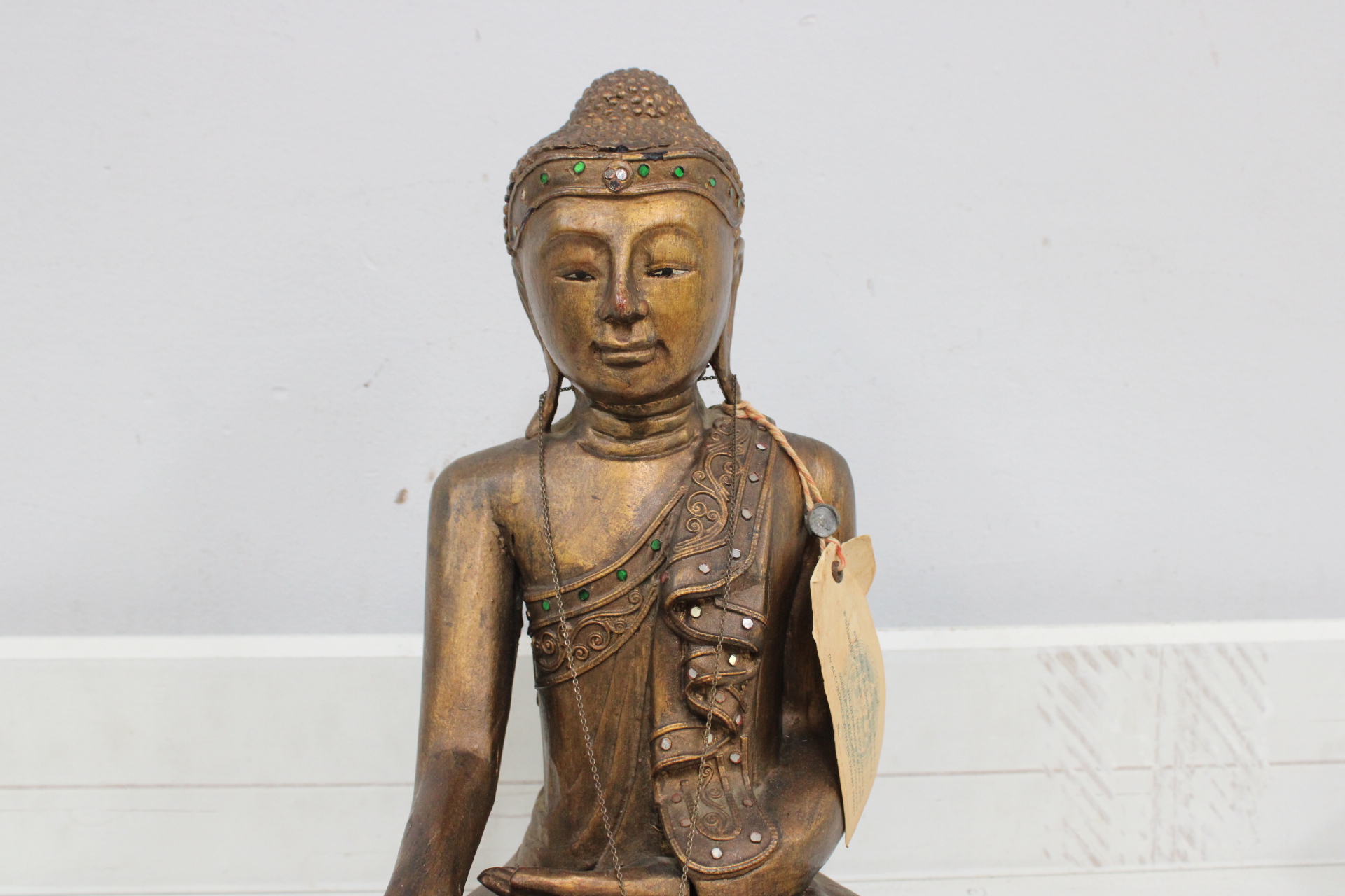 Boeddhabeeld bronzen kleur met decoratie – foto 3 – kavel bij GSD Auctions, Zoeterwoude