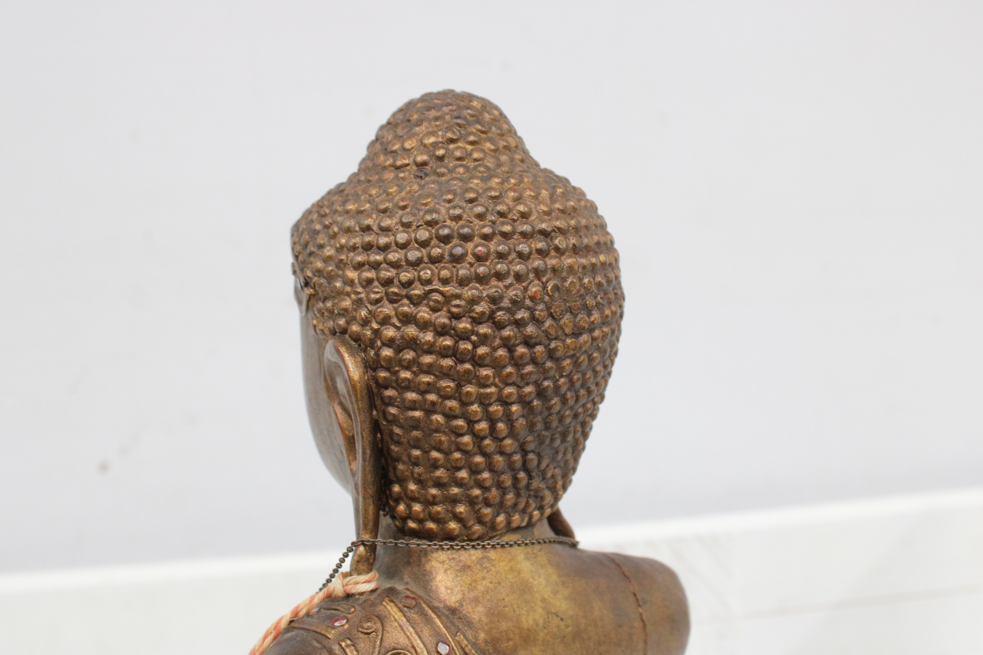 Boeddhabeeld bronzen kleur met decoratie – foto 4 – kavel bij GSD Auctions, Zoeterwoude